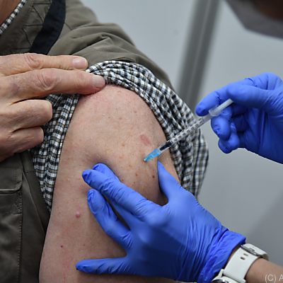 Eine Milliarde Stiche mit Corona-Impfstoffen