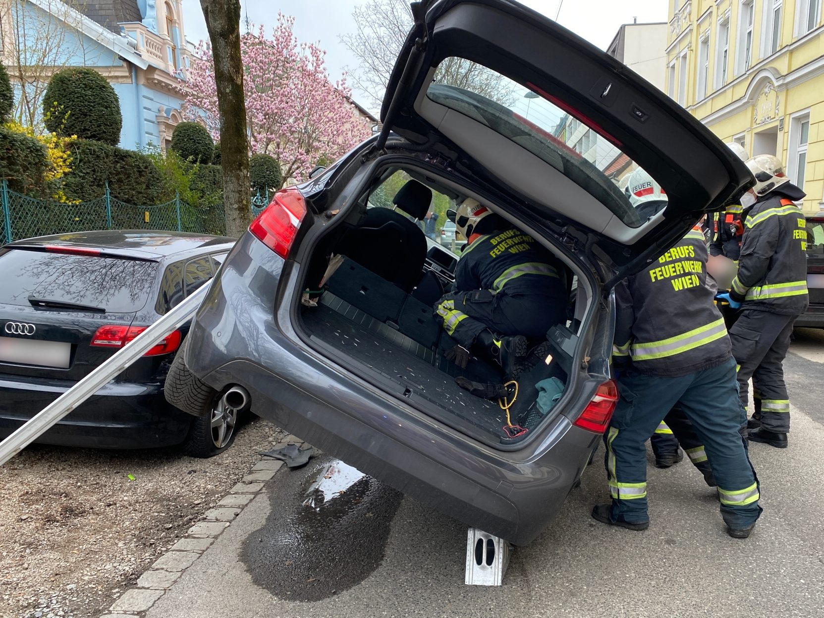 Zwei Personen mussten befreit werden. Zwei Personen mussten befreit werden.