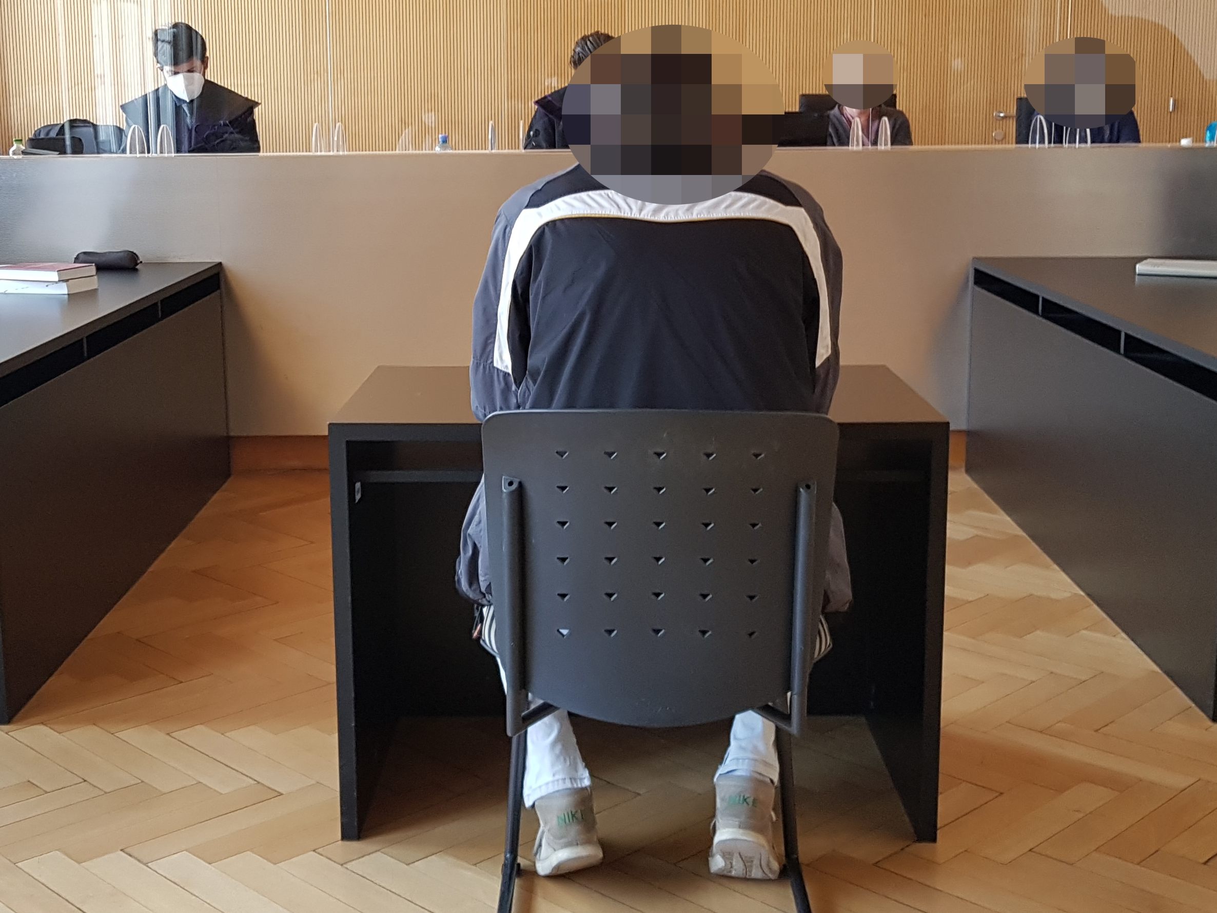 Ein 58-jähriger Arbeitsloser wurde vom Schöffengericht wegen versuchter Vergewaltigung zu viereinhalb Jahren Haft verurteilt.