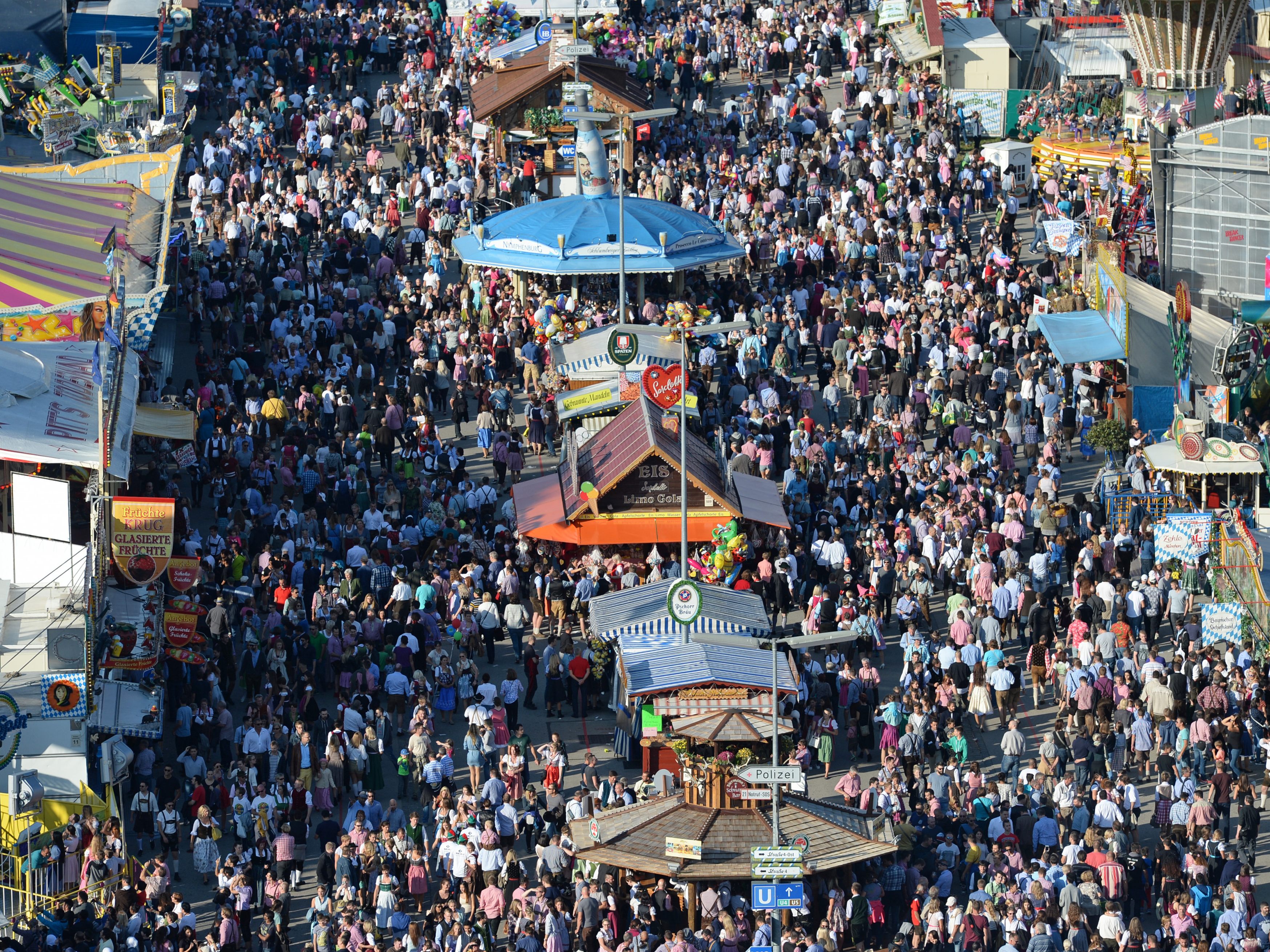 Tausende Wiesn#-Besucher dicht gedrängt: Wegen der Corona-Pandemie wohl auch 2021 unwahrscheinlich. Tausende Wiesn#-Besucher dicht gedrängt: Wegen der Corona-Pandemie wohl auch 2021 unwahrscheinlich.