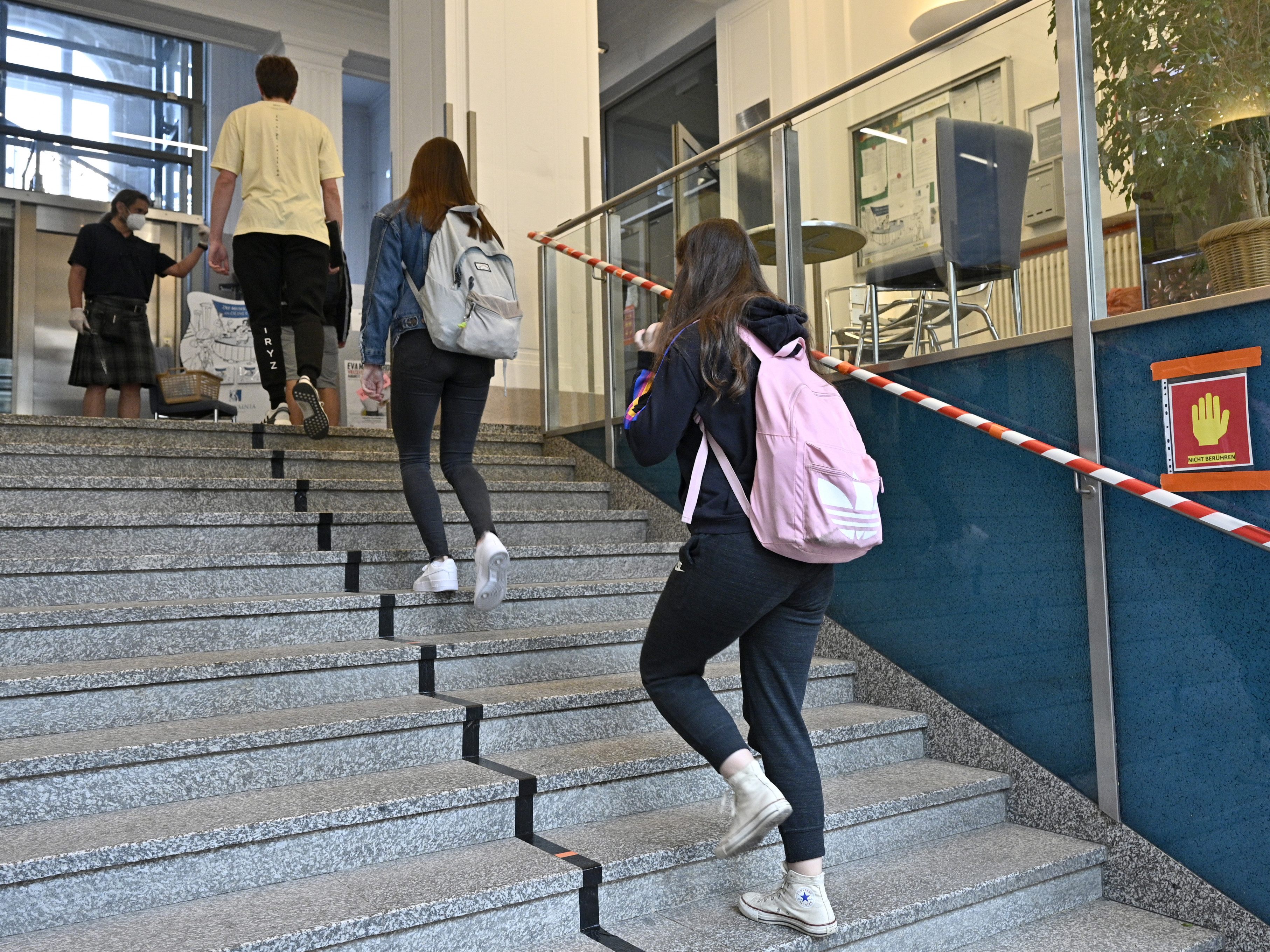 Die Abschlussklassen müssen auch in Wien, Niederösterreich und Burgenland in die Klassenzimmer zurückkehren. Die Abschlussklassen müssen auch in Wien, Niederösterreich und Burgenland in die Klassenzimmer zurückkehren.