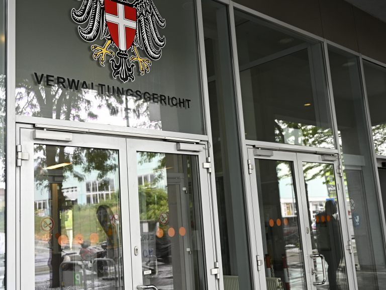Laut einem fraglichen Urteil der Verwaltungsgerichts Wien ist die Definition der bestätigten Corona-Fälle falsch.