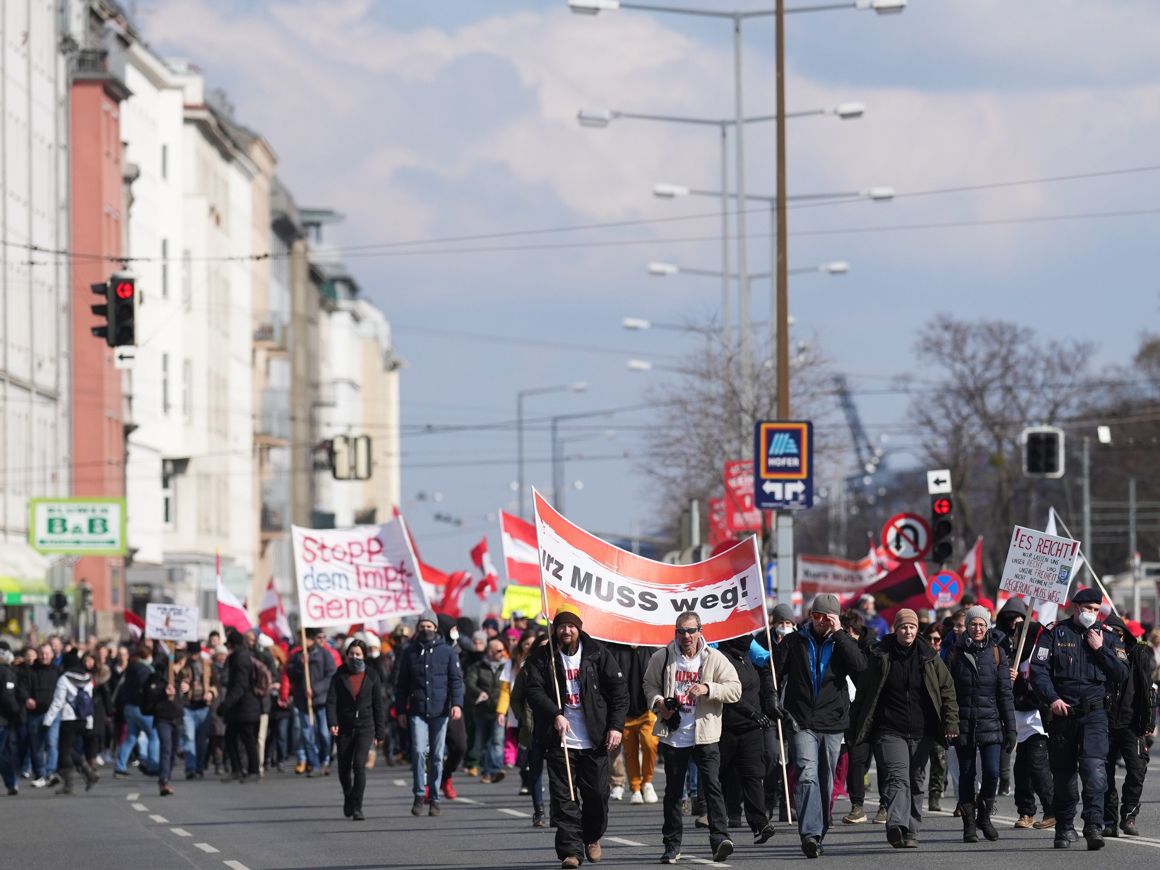 35 Prozent der Österreicher haben Verständnis für die Demonstrationen und Proteste gegen die Corona-Maßnahmen. 35 Prozent der Österreicher haben Verständnis für die Demonstrationen und Proteste gegen die Corona-Maßnahmen.