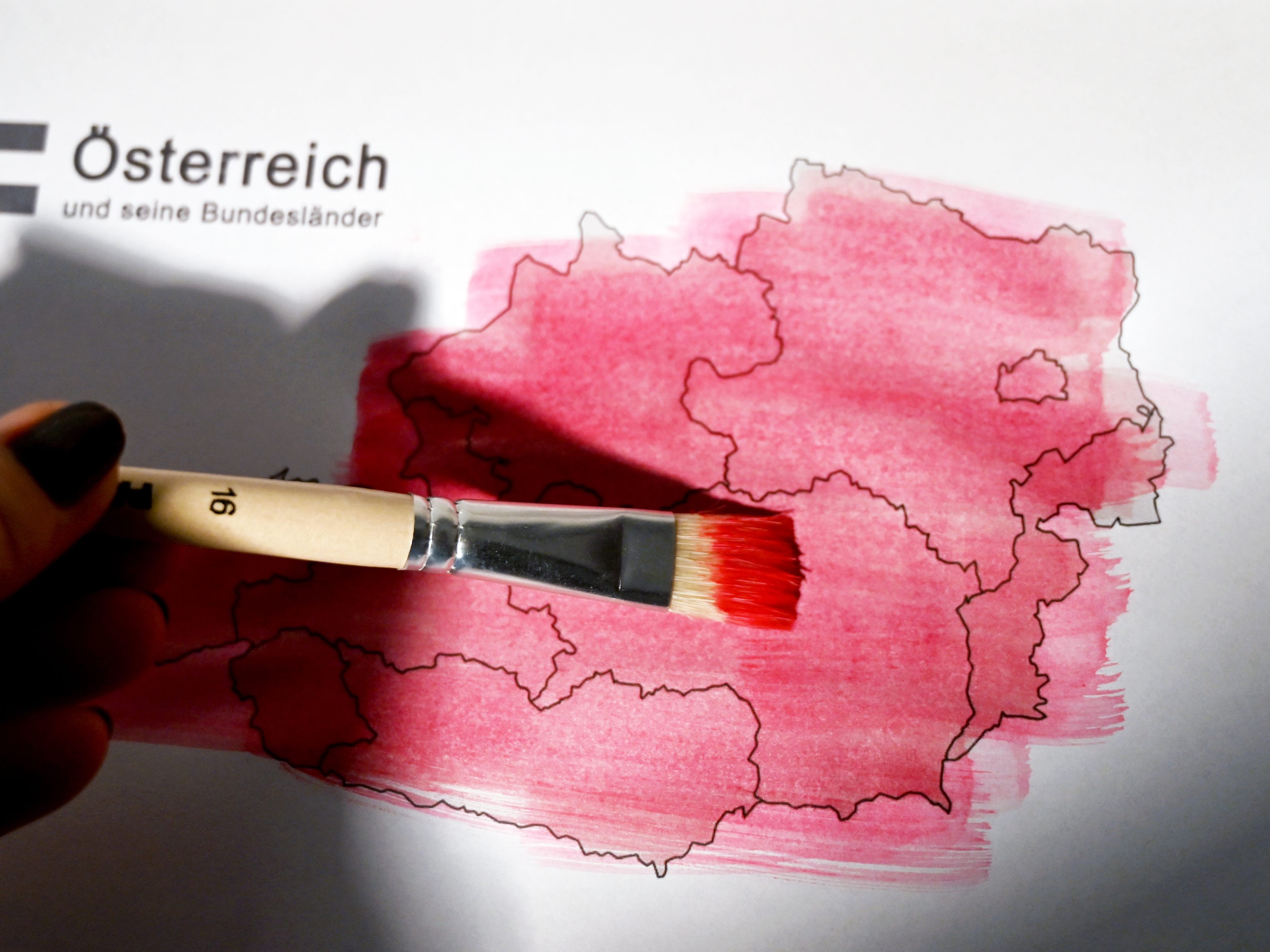 Alle Bundesländer leuchten auf der Corona-Ampel weiter rot auf. Alle Bundesländer leuchten auf der Corona-Ampel weiter rot auf.