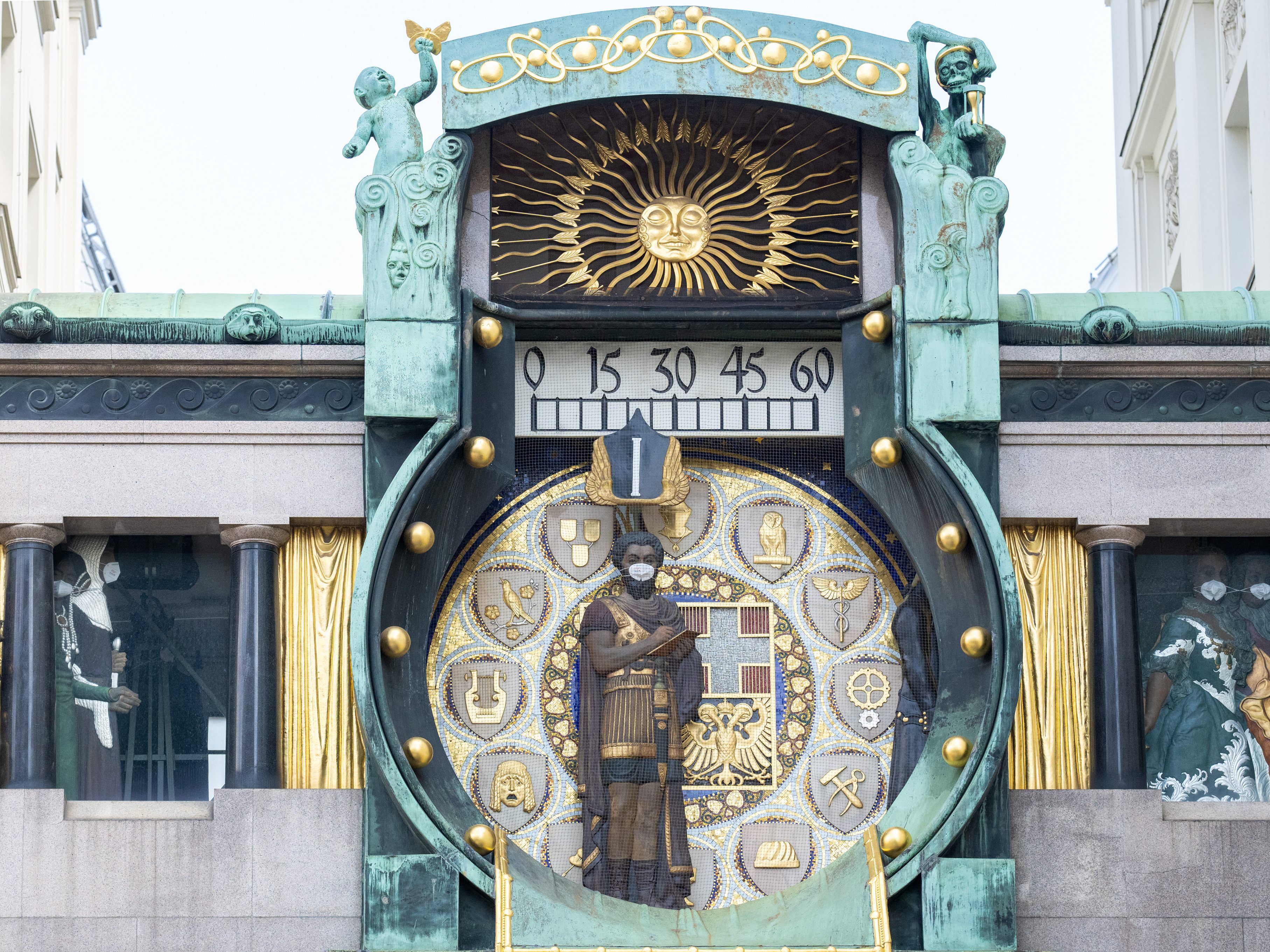 Auch die Figuren der Wiener Ankeruhr tragen jetzt Maske.