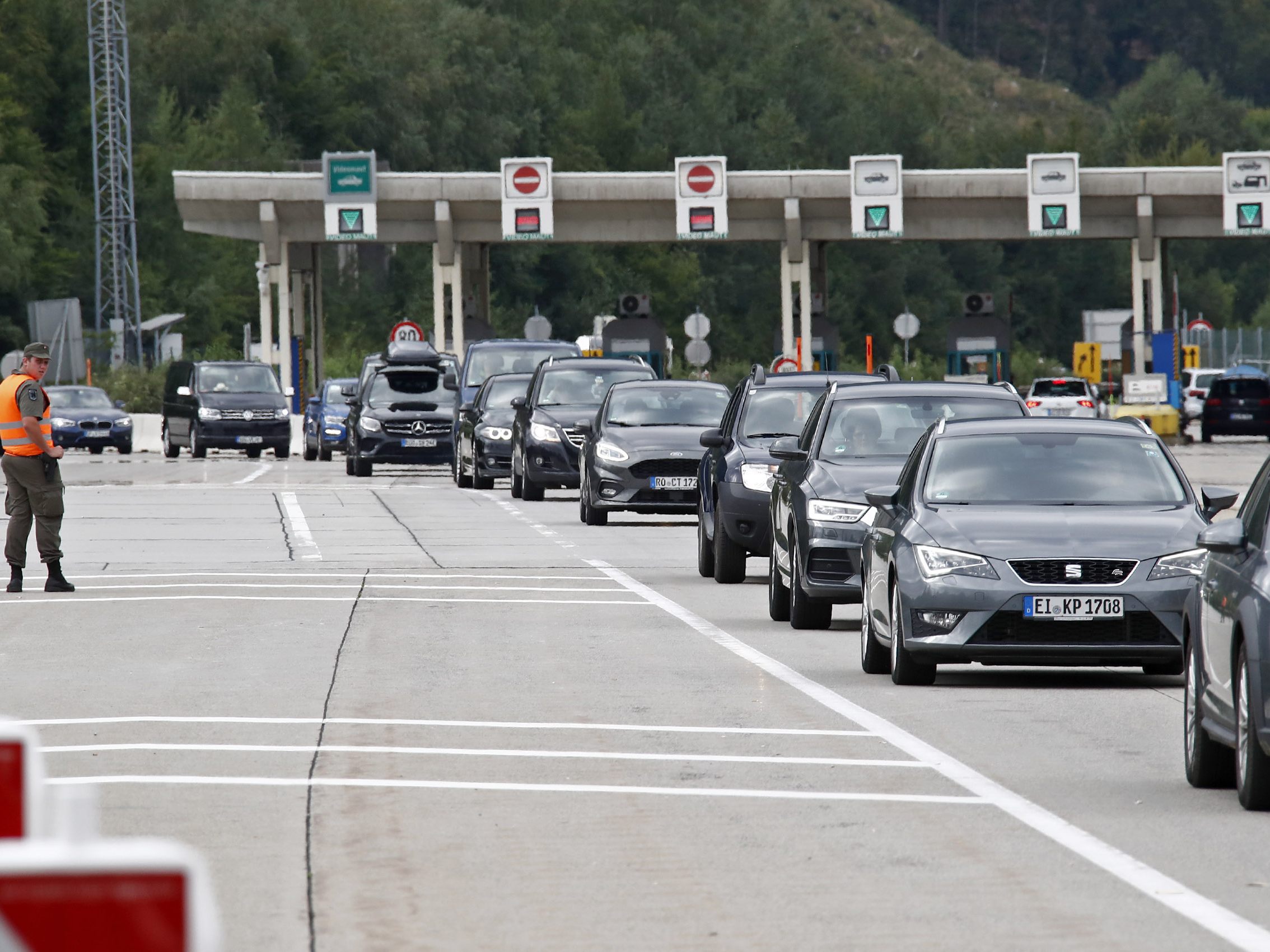 Slowenien beendet die Kontrollen an der Grenze zu Österreich. Slowenien beendet die Kontrollen an der Grenze zu Österreich.