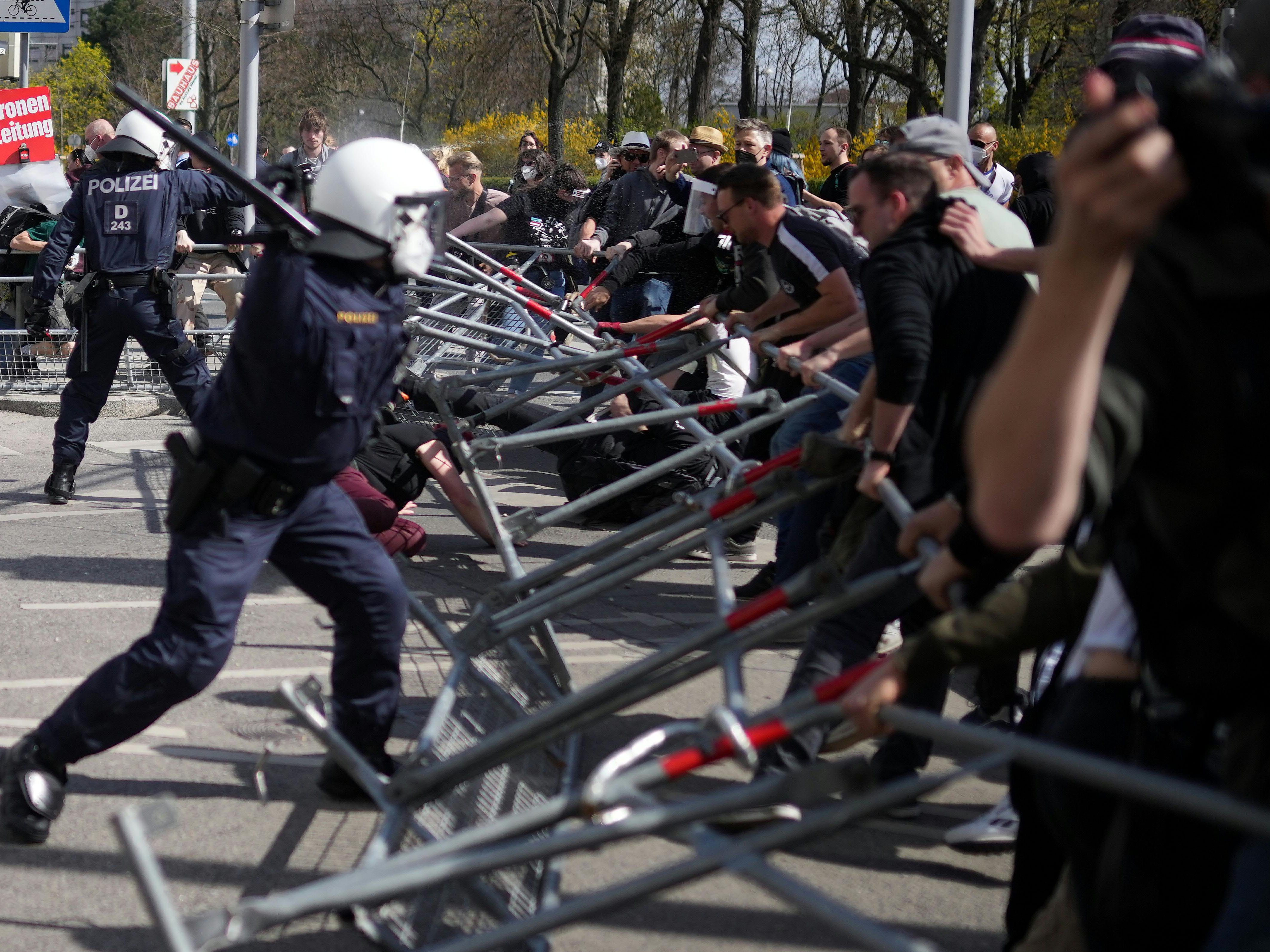 Eine Absperrung der Polizei wurde durchbrochen. Eine Absperrung der Polizei wurde durchbrochen.