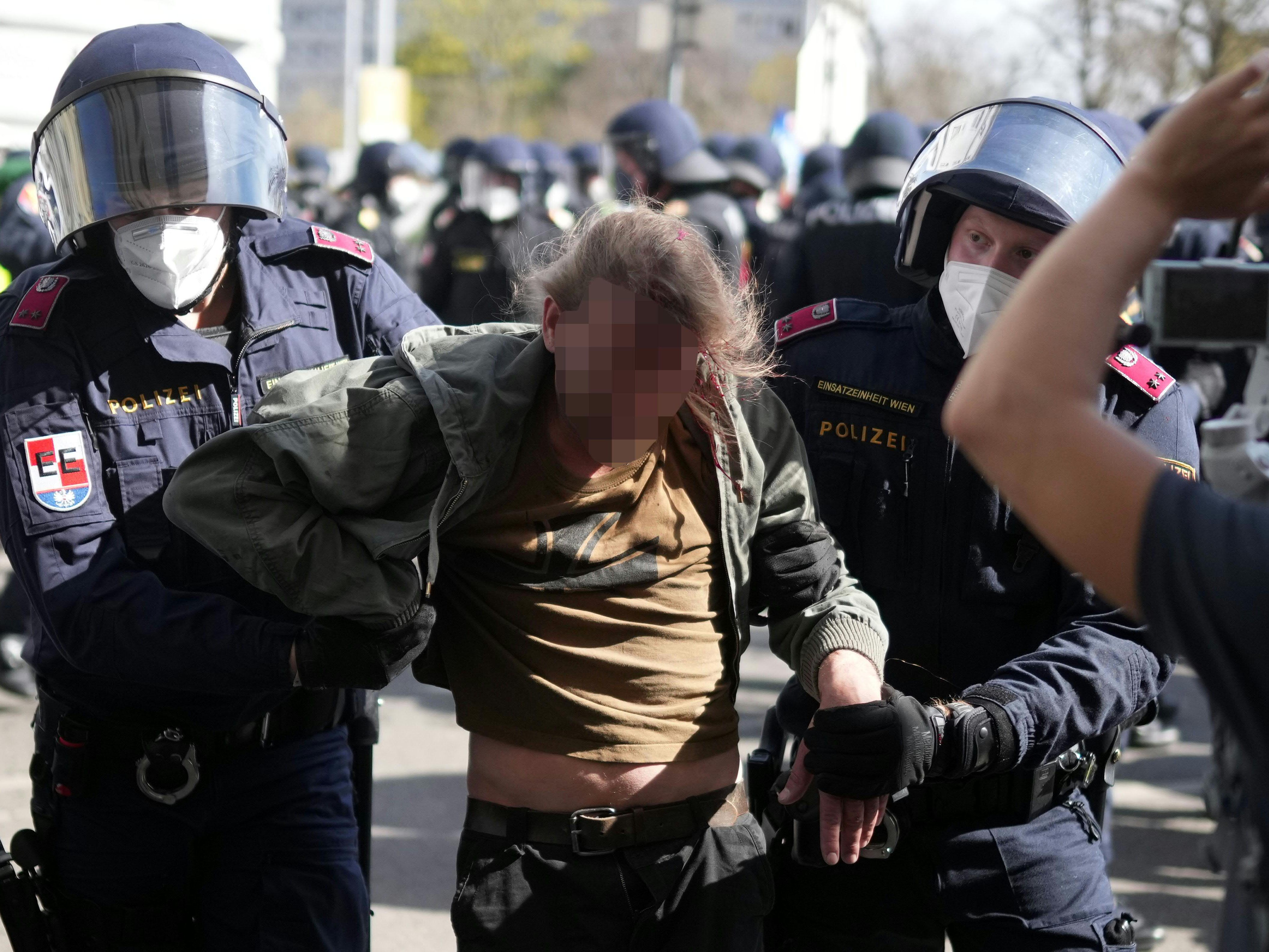 Corona-Demo in Wien: Vier Polizeibeamte verletzt - 649 Anzeigen. Corona-Demo in Wien: Vier Polizeibeamte verletzt - 649 Anzeigen.