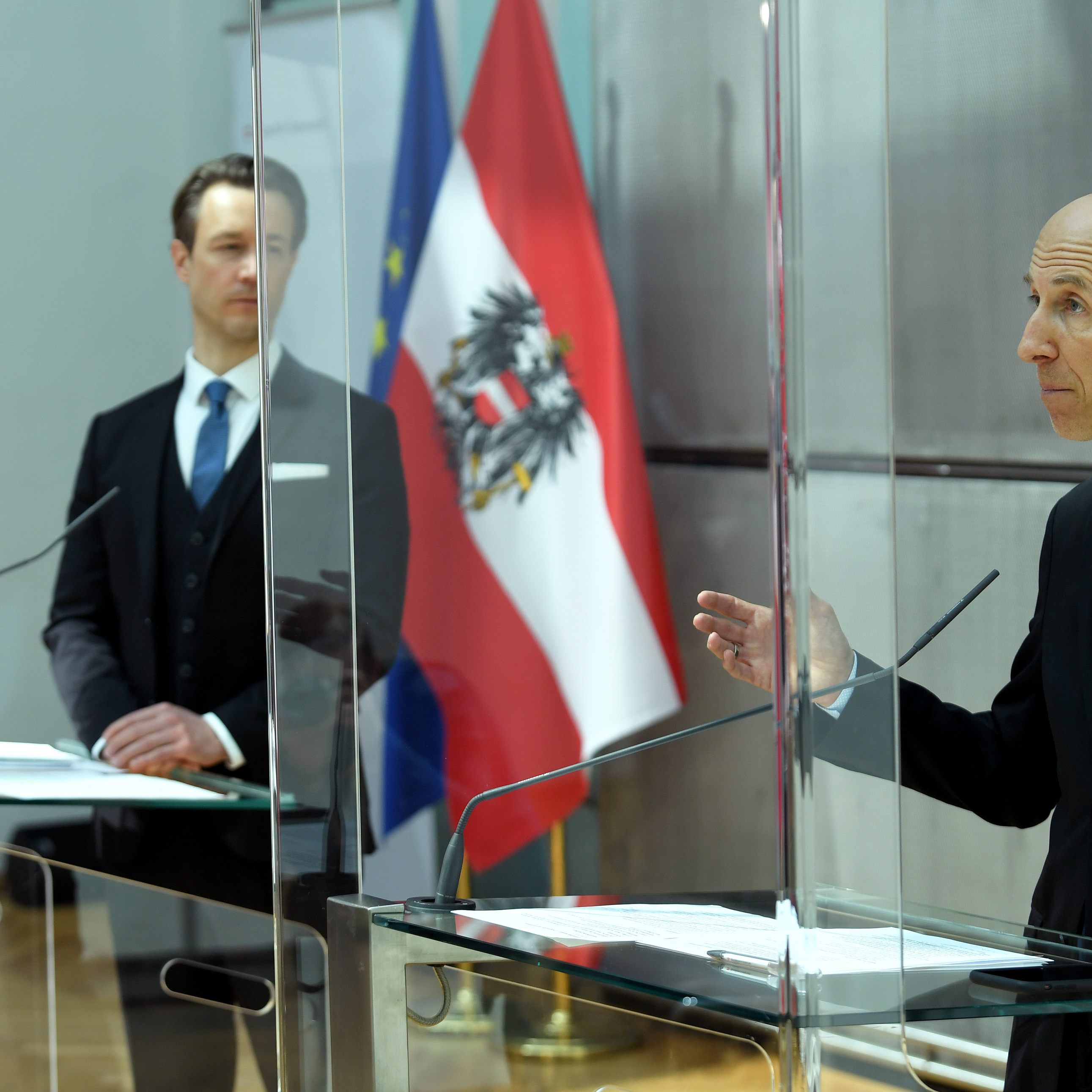 (v.l.) Infrastrukturministerin Leonore Gewessler (Grüne), Finanzminister Gernot Blümel (ÖVP) und Arbeitsminister Martin Kocher (ÖVP) bei der "Regierungsklausur im Zeichen des wirtschaftlichen Comebacks" am Dienstag