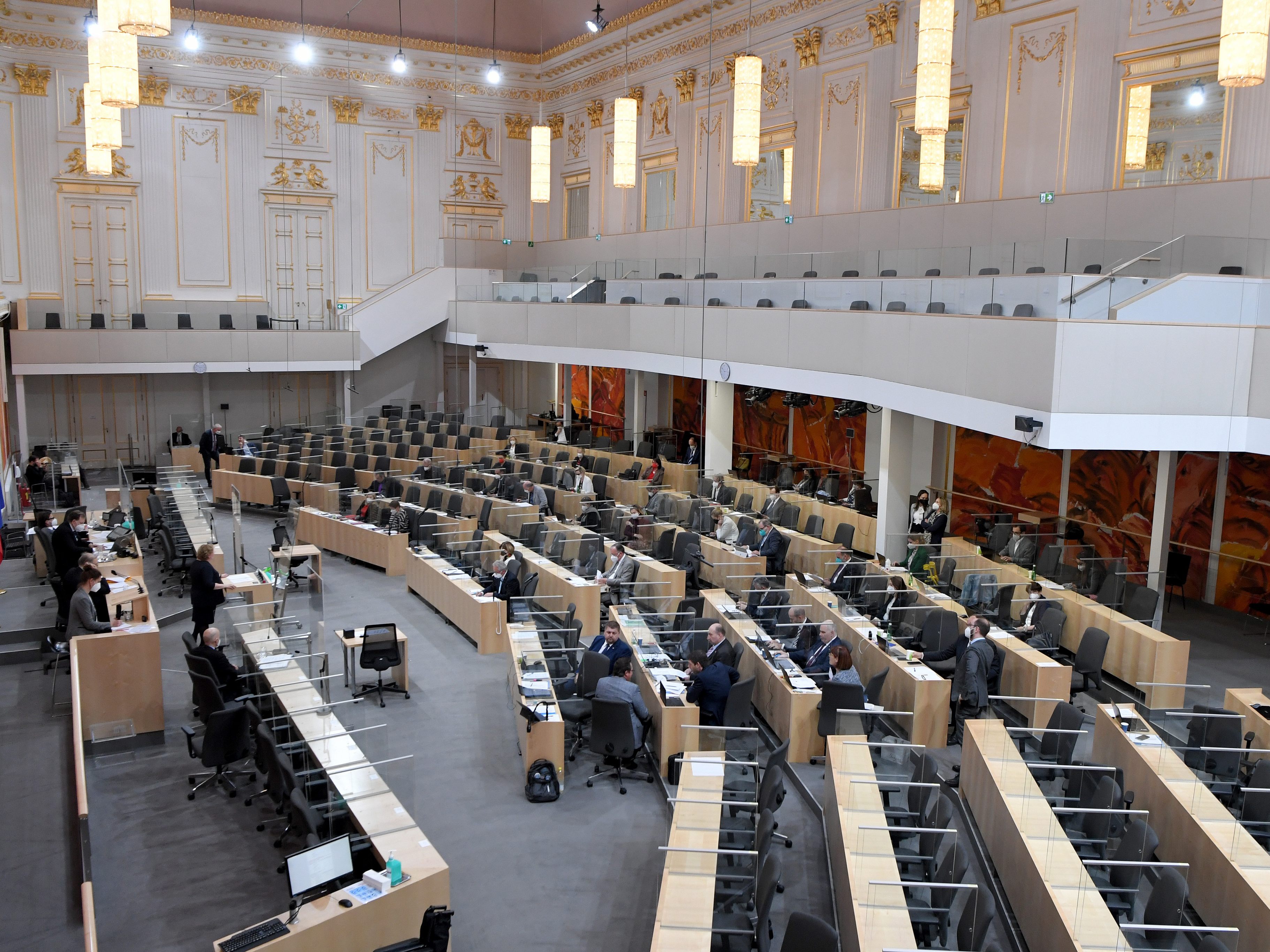 Die FPÖ zeigt weiter wenig Bereitschaft zum Tragen von Masken im Parlament. Die FPÖ zeigt weiter wenig Bereitschaft zum Tragen von Masken im Parlament.