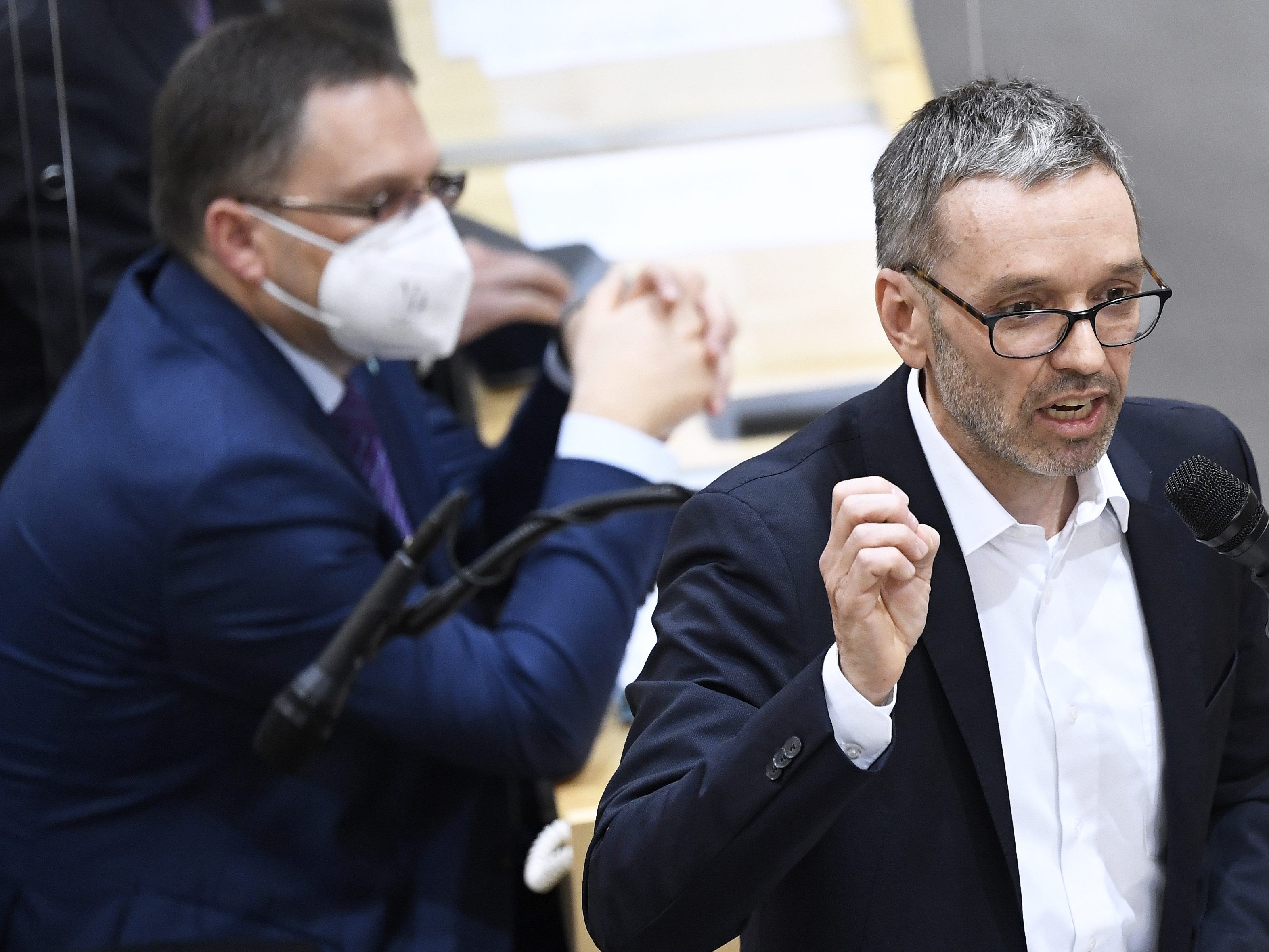 Wöginger will Strafen, Kickl will keine Maske tragen. Wöginger will Strafen, Kickl will keine Maske tragen.