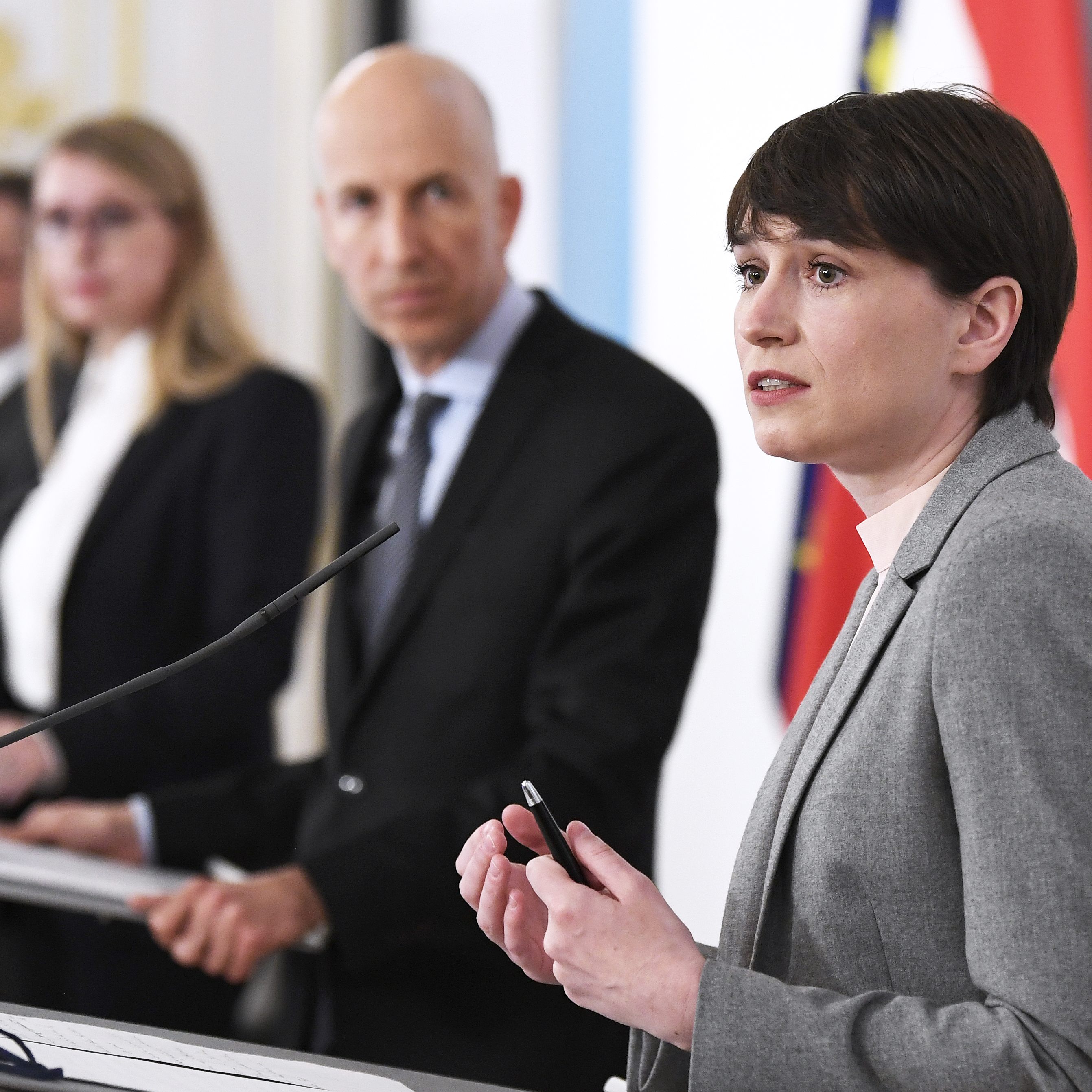 Maurer hob die soziale Verantwortung der Regierung in der Krise hevor.