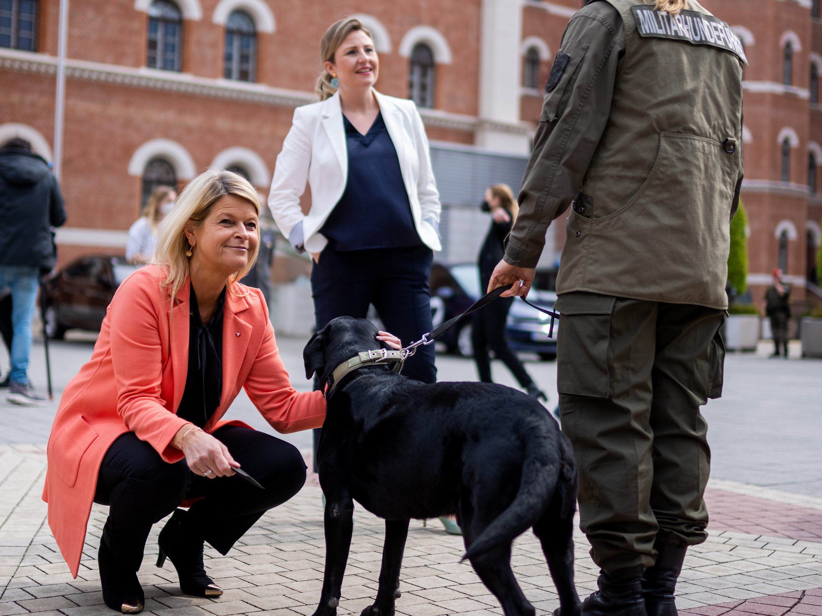 Verteidigungsministerin Klaudia Tanner (ÖVP) und Frauenministerin Susanne Raab am Donnerstag, 22. April 2021, im Rahmen des PG "Erhöhung des Frauenanteils beim Bundesheer" anl. dem vom Bund wieder abgehaltenen Girls' Day in Wien. Verteidigungsministerin Klaudia Tanner (ÖVP) und Frauenministerin Susanne Raab am Donnerstag, 22. April 2021, im Rahmen des PG "Erhöhung des Frauenanteils beim Bundesheer" anl. dem vom Bund wieder abgehaltenen Girls' Day in Wien.