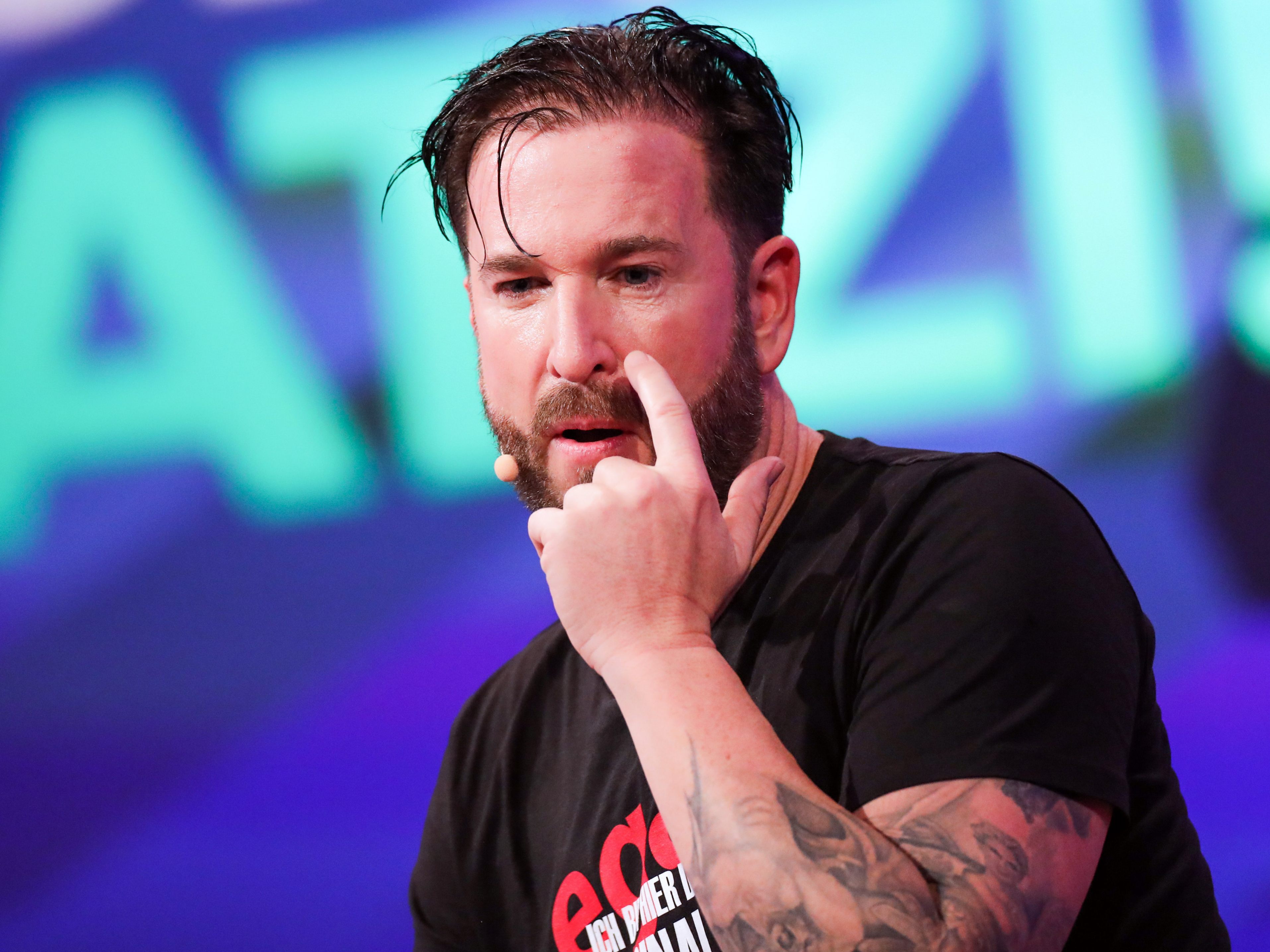 Michael Wendler bewirbt Dosenbrot und Waffen. Michael Wendler bewirbt Dosenbrot und Waffen.