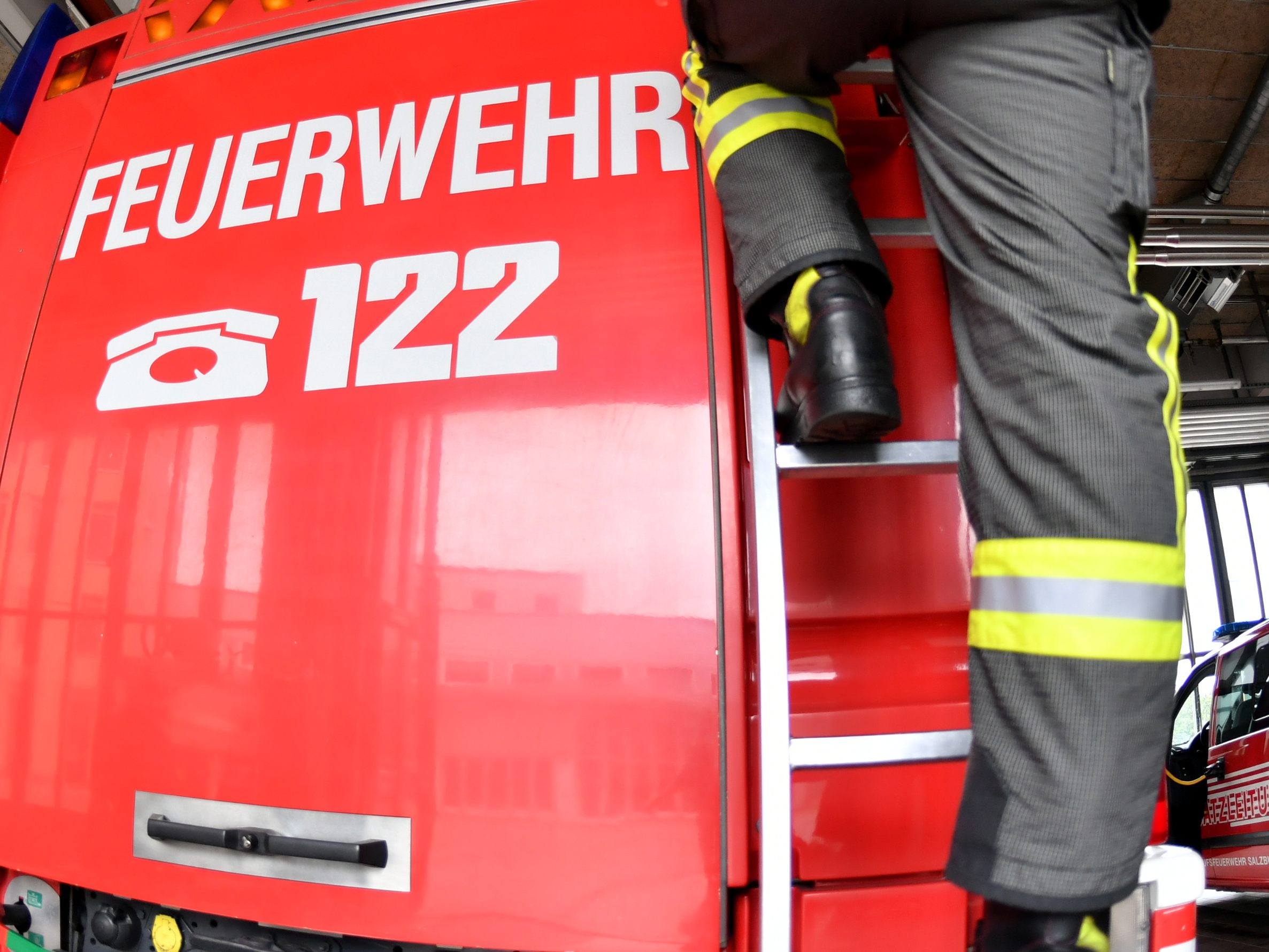 Der 55-Jährige wurde von der Feuerwehr geborgen. Der 55-Jährige wurde von der Feuerwehr geborgen.
