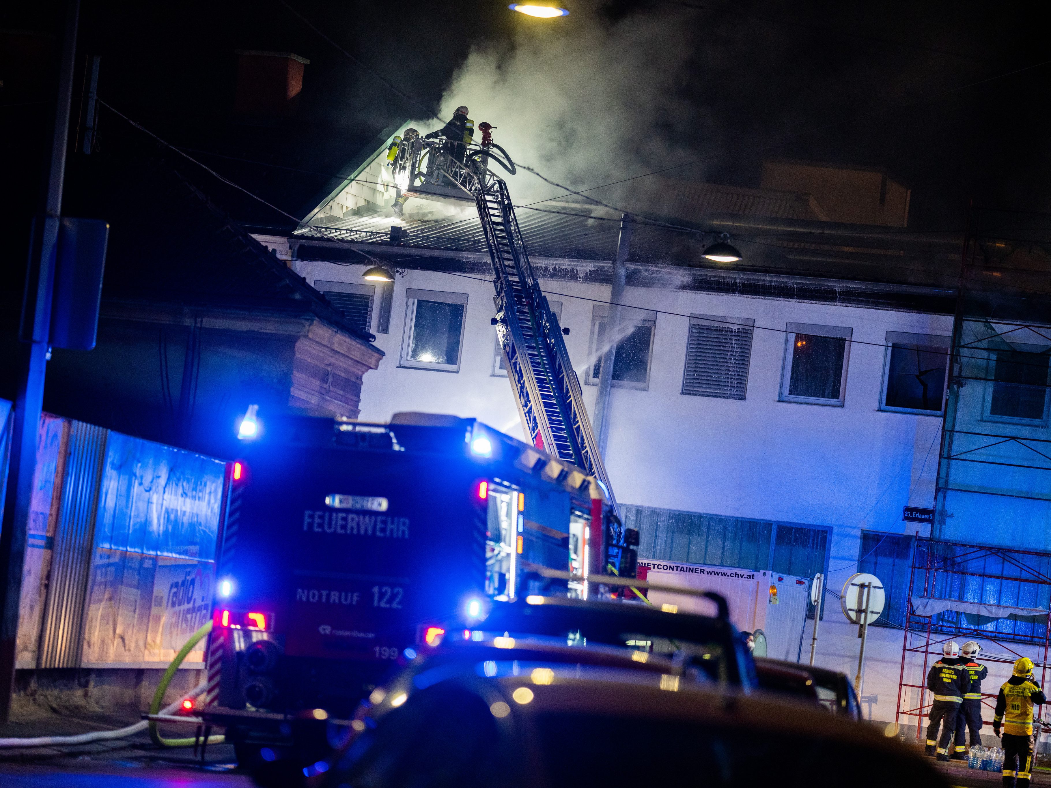 Wien-Liesing: Dach der Firma Radatz in Flammen. Wien-Liesing: Dach der Firma Radatz in Flammen.