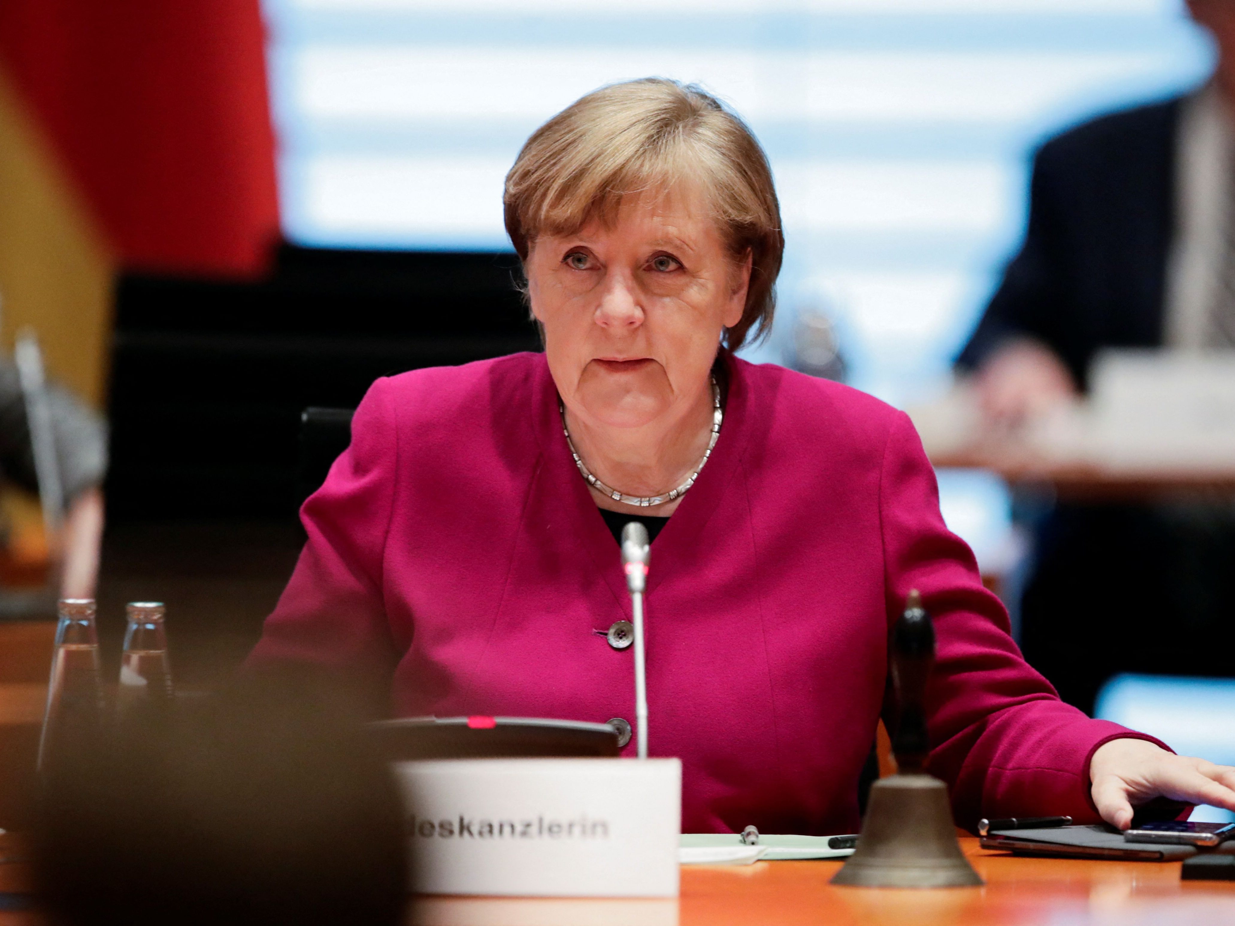 Kanzlerin Angela Merkel lässt sich mit AstraZeneca impfen. Kanzlerin Angela Merkel lässt sich mit AstraZeneca impfen.
