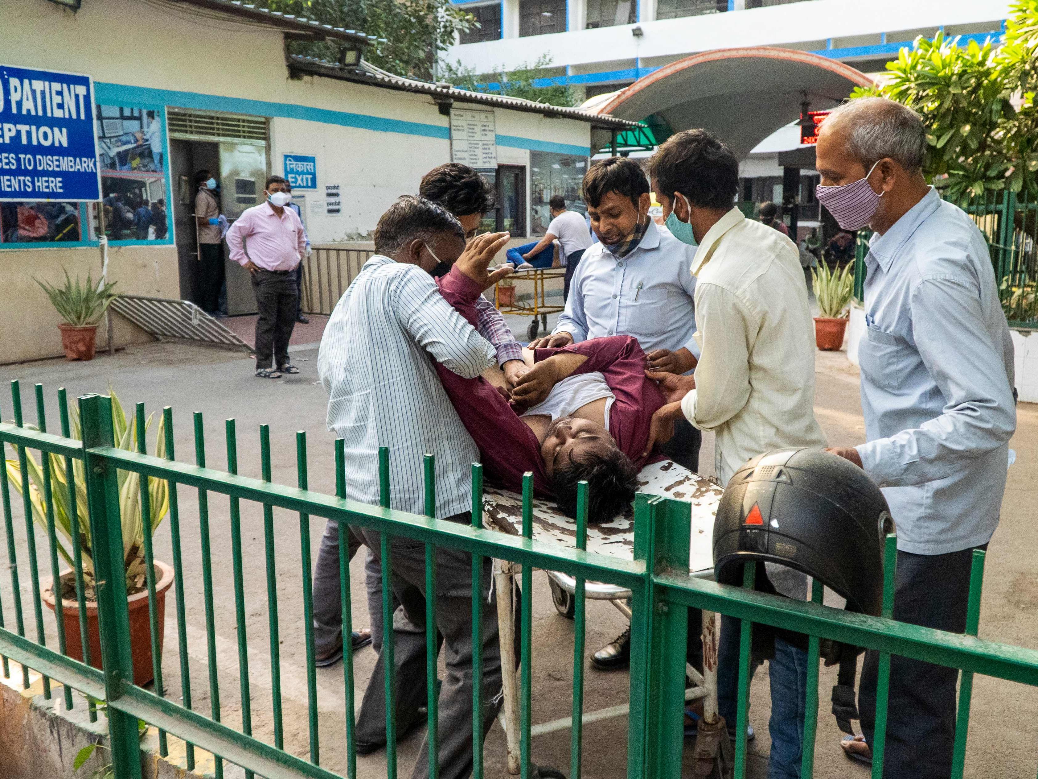 In Indien ist die Situation rund um das Coronavirus außer Kontrolle geraten. In Indien ist die Situation rund um das Coronavirus außer Kontrolle geraten.