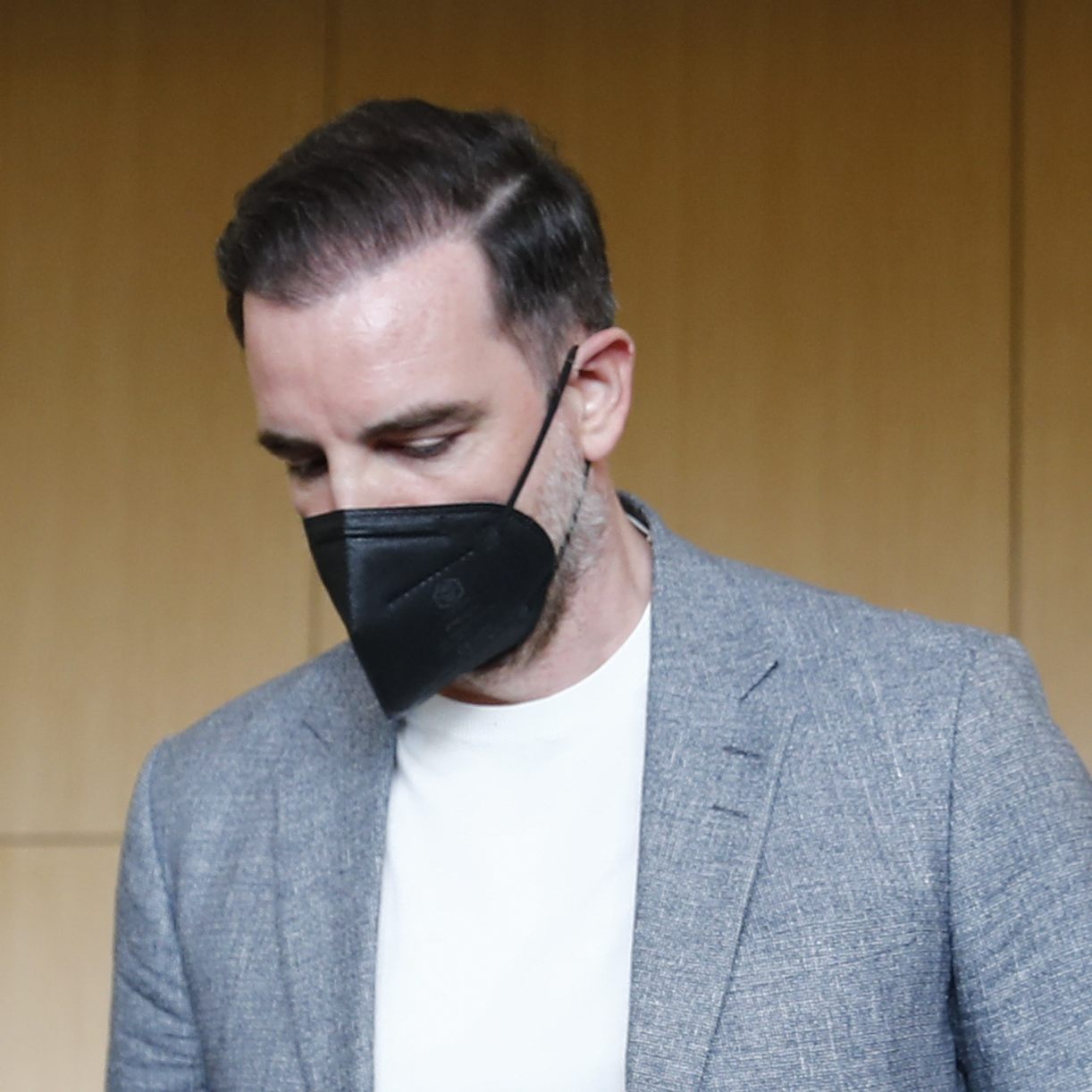 Der deutsche Ex-Fußballstar Christoph Metzelder, angeklagt wegen Besitz und Weiterleitung von Kinderpornografie, hat ein Teilgeständnis abgelegt.