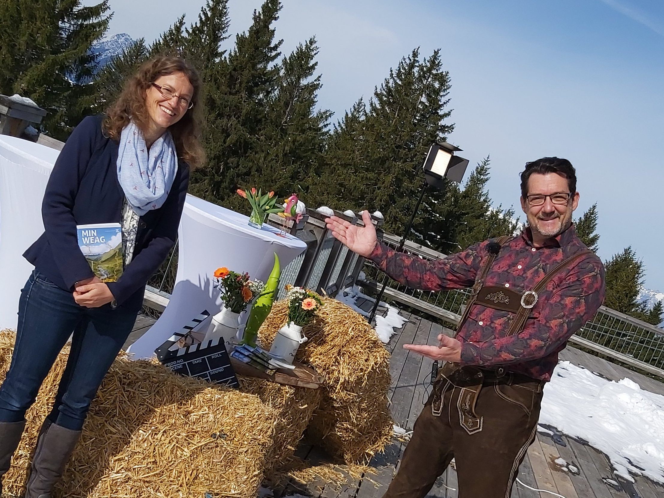 Bernadette Brieskorn trifft sich mit Andreas Seeburger auf 1401 am Muttersberg und spricht am "Us dr Gondl Filmset" über den Beruf der Hebamme.