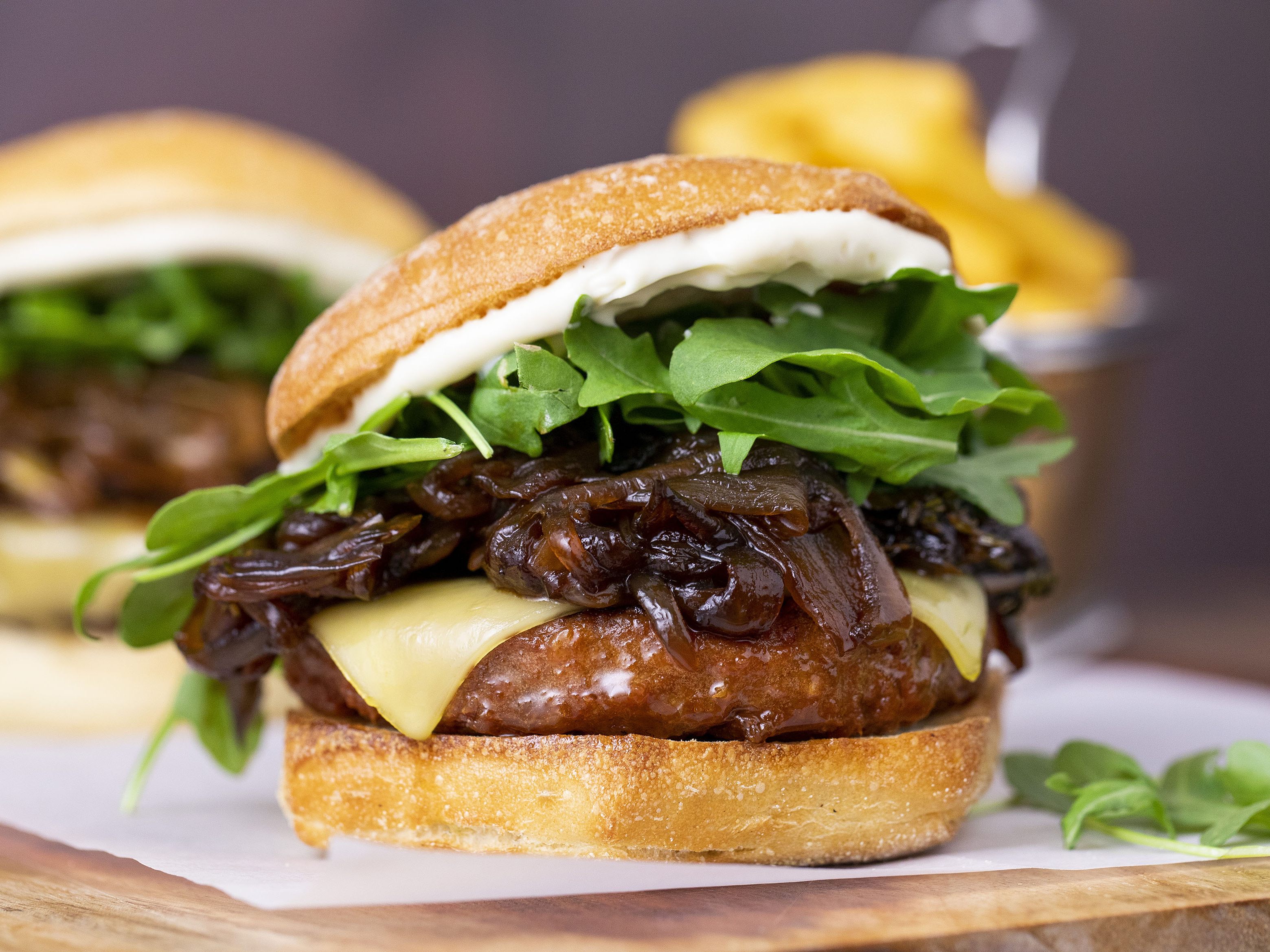 Fleischiger Genuss ohne Fleisch-Konsum mit "Beyond Meat"-Burger-Patties. Fleischiger Genuss ohne Fleisch-Konsum mit "Beyond Meat"-Burger-Patties.