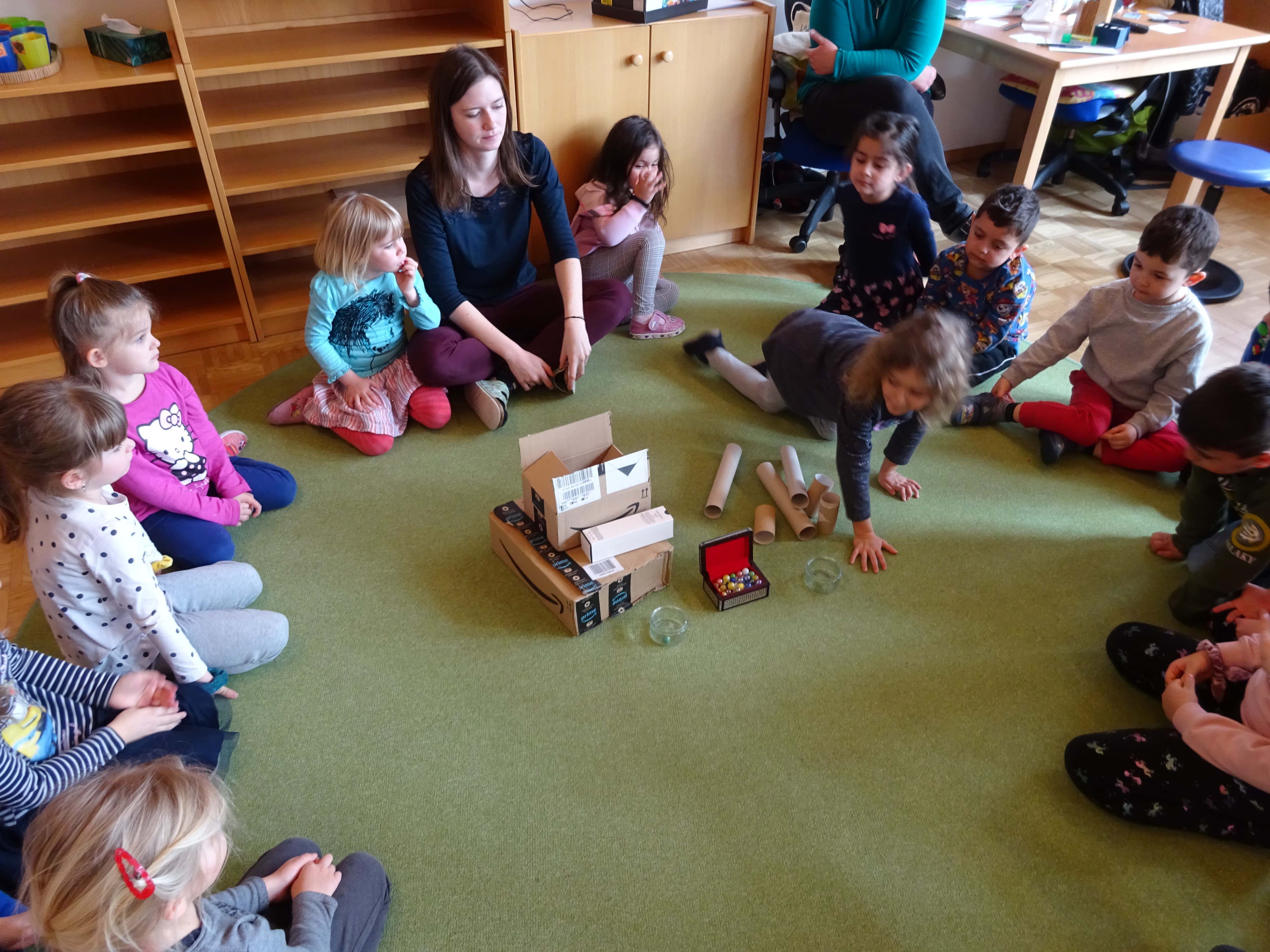 Im Sitzkreis wurde die Reihenfolge der Spielzeugentfernung und der Rückkehr beschlossen. Im Sitzkreis wurde die Reihenfolge der Spielzeugentfernung und der Rückkehr beschlossen.