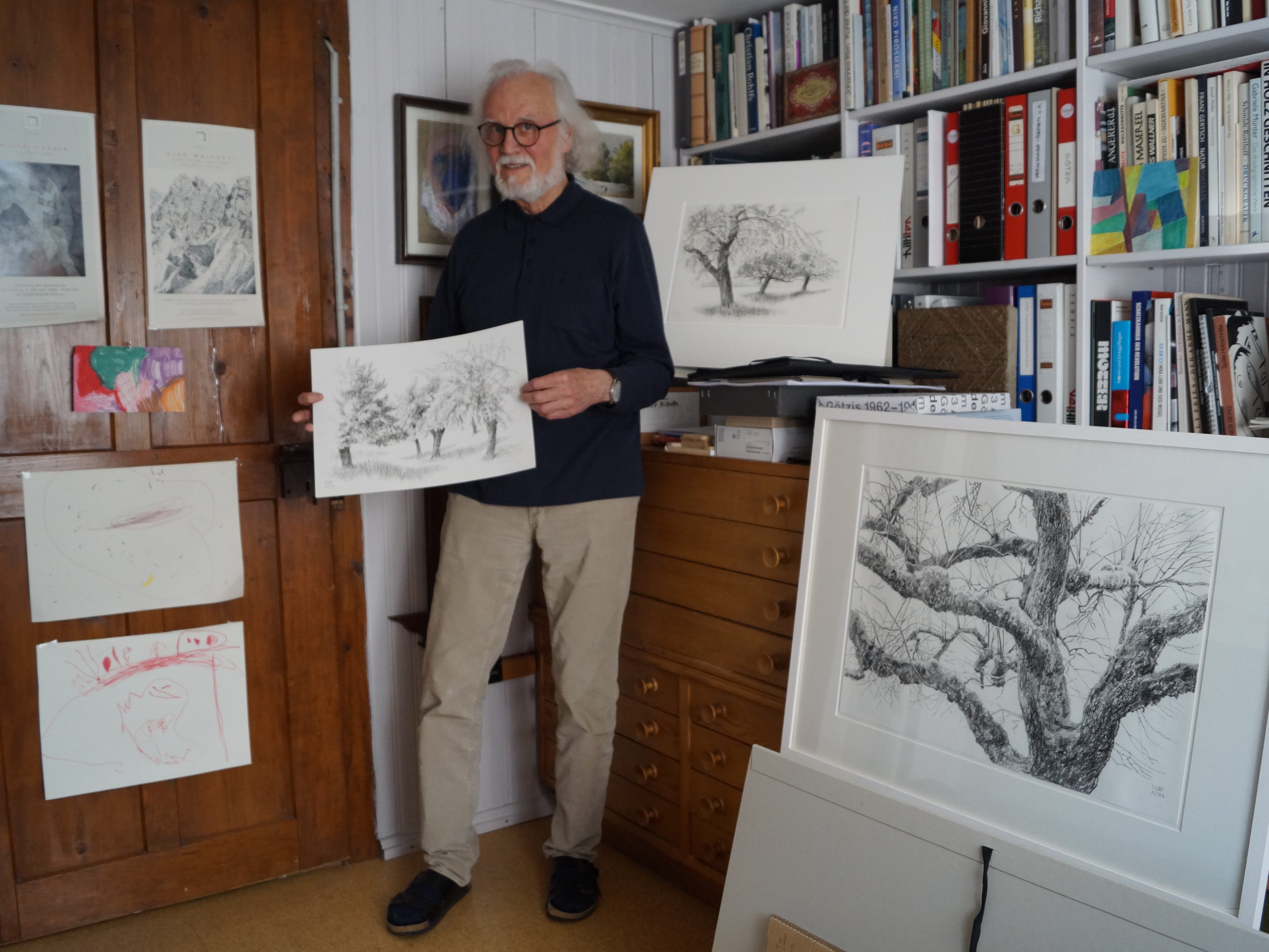 Hugo Ender mit seinen Bildern alter Bäume Hugo Ender mit seinen Bildern alter Bäume