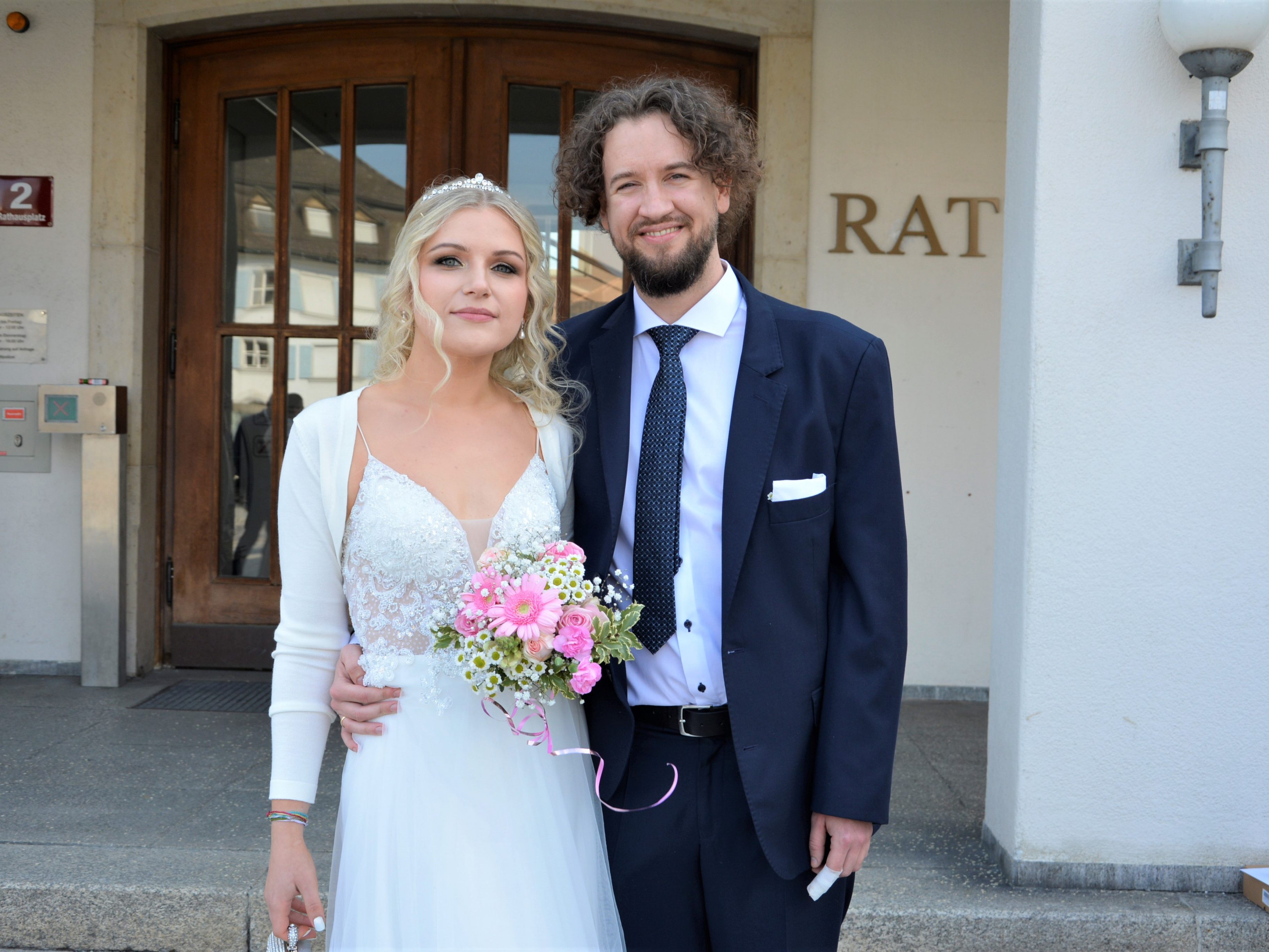 Das Brautpaar, frisch vermählt, beim Standesamt Dornbirn. Das Brautpaar, frisch vermählt, beim Standesamt Dornbirn.
