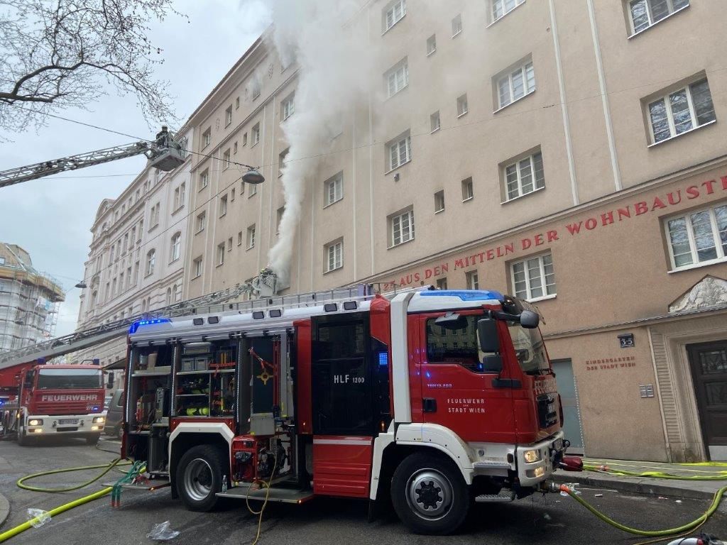 Die Berufsfeuerwehr Wien konnte den Brand rasch unter Kontrolle bringen. Die Berufsfeuerwehr Wien konnte den Brand rasch unter Kontrolle bringen.