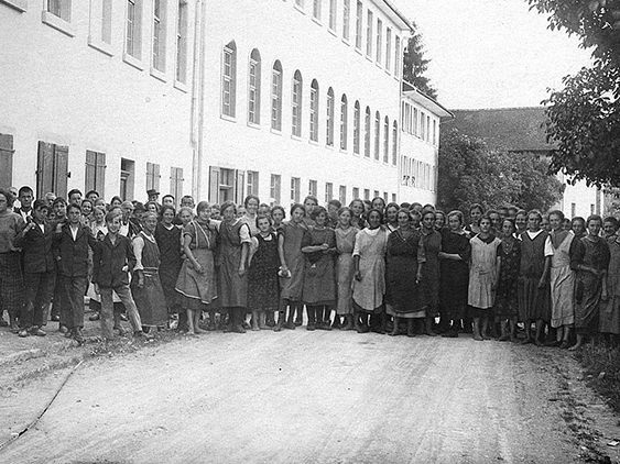 Vorwiegend weibliche, zum Teil barfüßige Belegschaft der Weberei in den 1920er Jahren. Eine Arbeitnehmervertretung war hoch an der Zeit. (Original: Stadtarchiv Feldkirch)