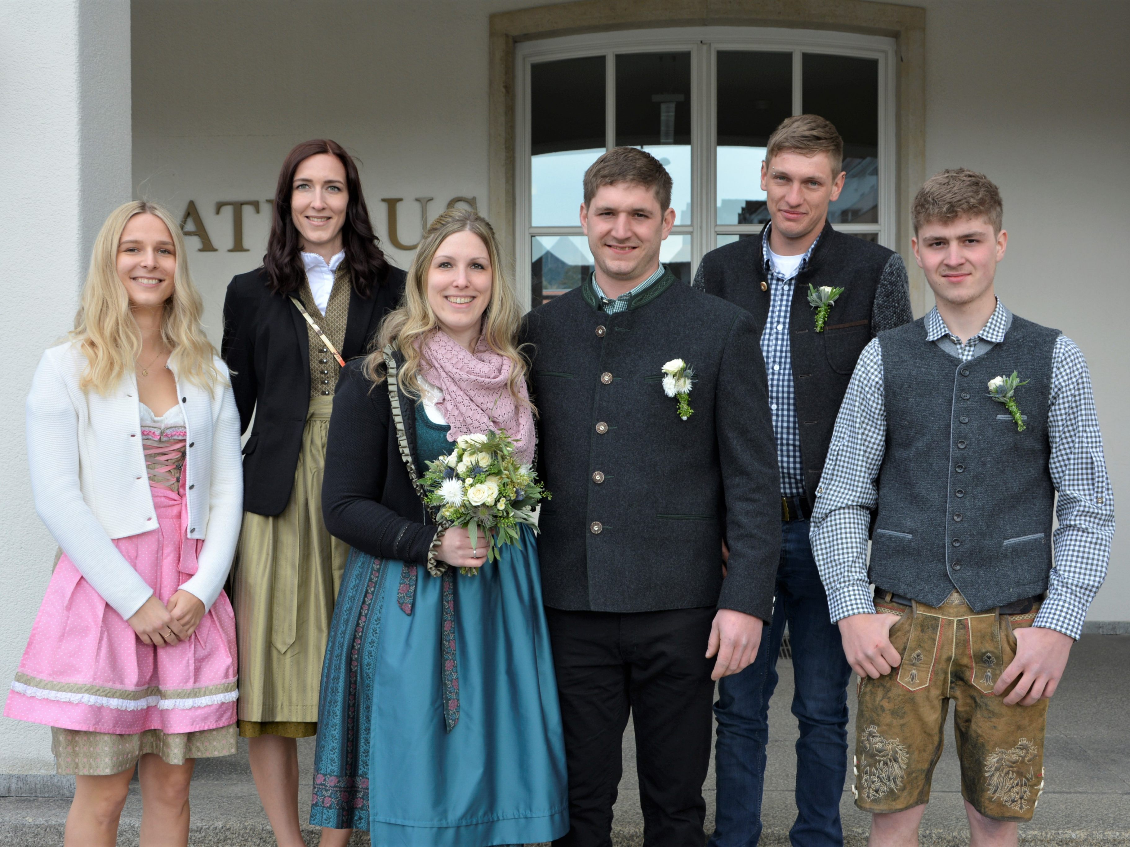Das Brautpaar mit den Trauzeugen bei der standesamtlichen Hochzeit in Dornbirn.