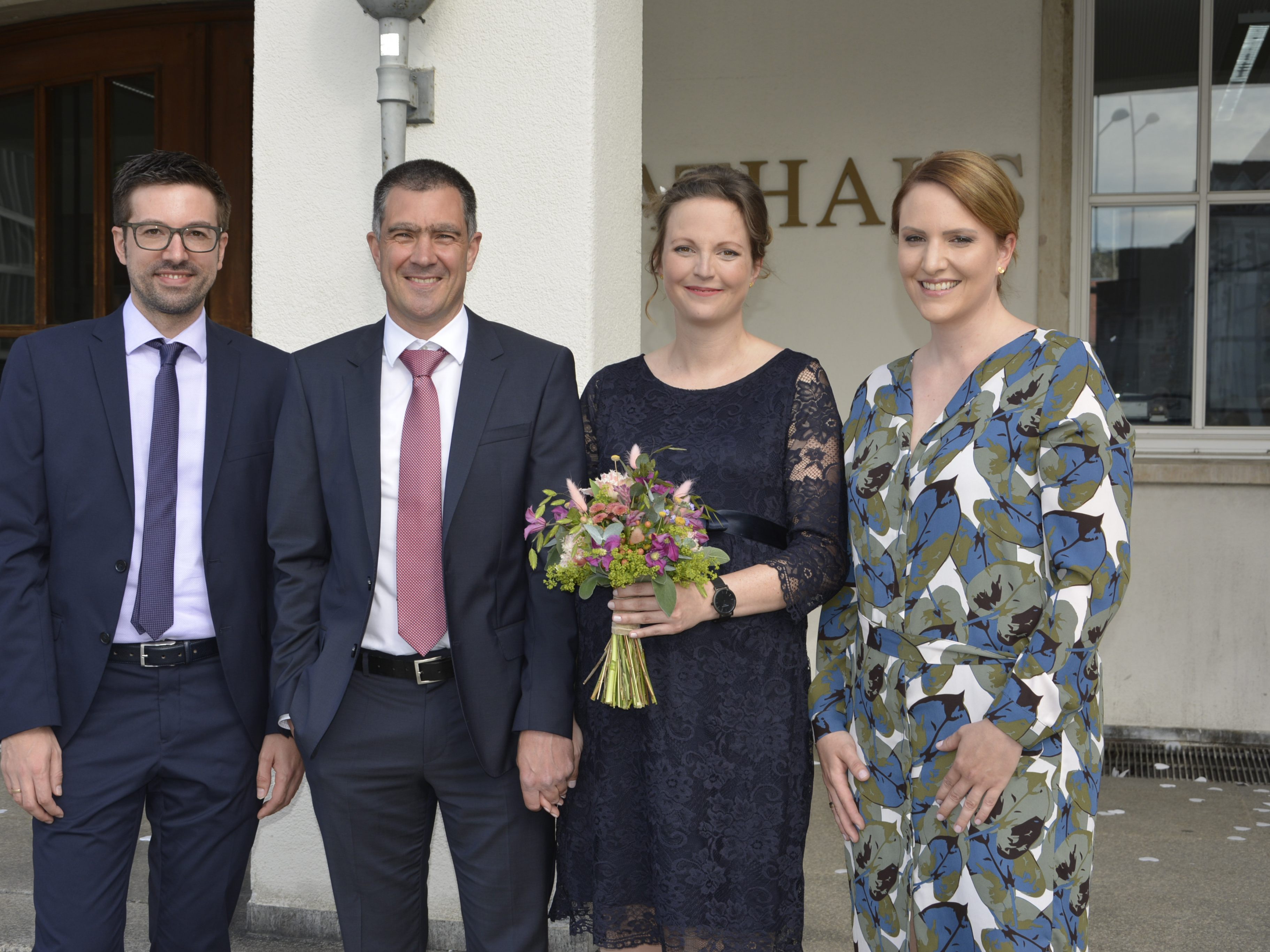Das Brautpaar mit den Trauzeugen bei der standesamtlichen Hochzeit in Dornbirn. Das Brautpaar mit den Trauzeugen bei der standesamtlichen Hochzeit in Dornbirn.