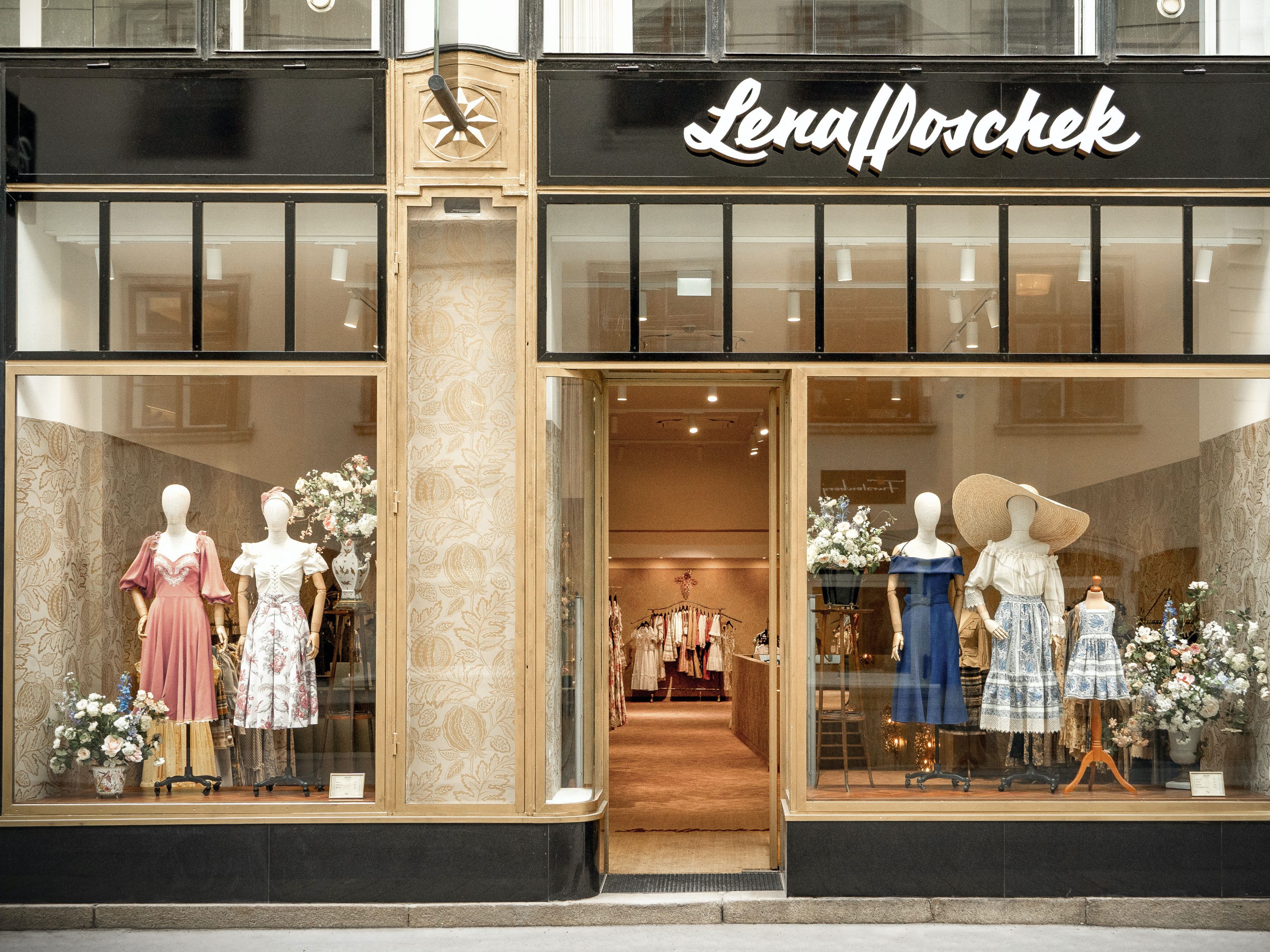 Der Flagship Store von Lena Hoschek residiert an einer neuen Adresse. Der Flagship Store von Lena Hoschek residiert an einer neuen Adresse.