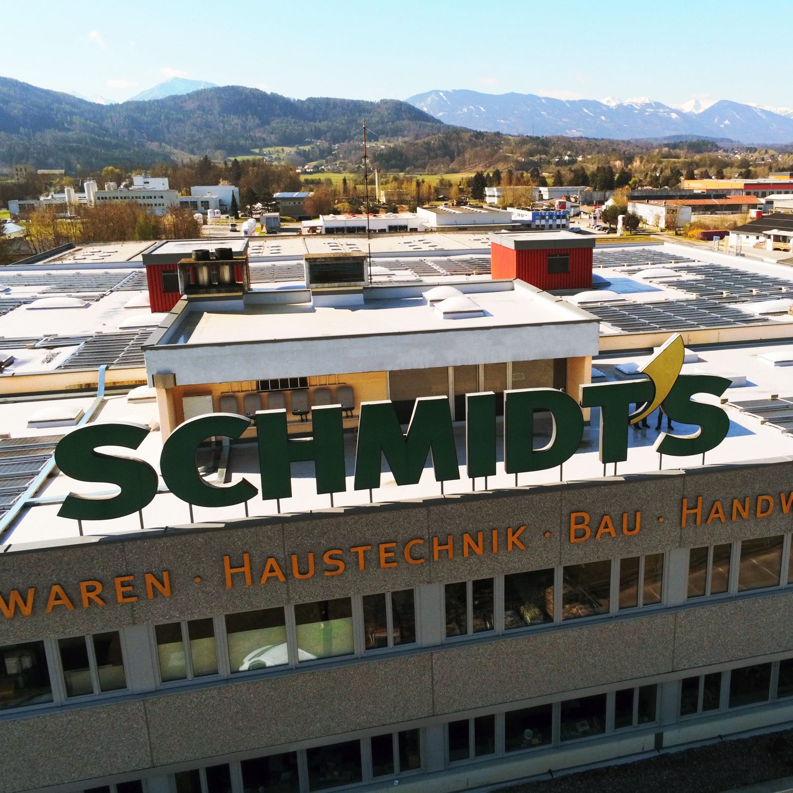 Für die Photovoltaik-Anlagen an den drei Standorten und die im Vorfeld der Errichtung durchgeführten Dachsanierungsarbeiten wurden in Summe rund eine Million Euro investiert.