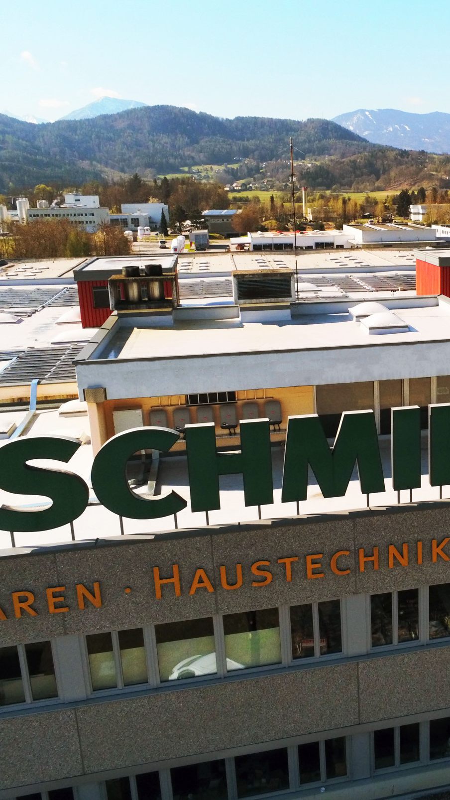 Für die Photovoltaik-Anlagen an den drei Standorten und die im Vorfeld der Errichtung durchgeführten Dachsanierungsarbeiten wurden in Summe rund eine Million Euro investiert.
