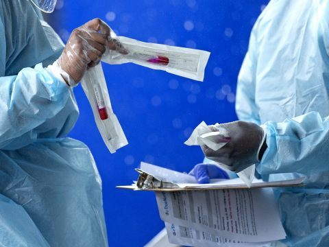 Neuinfektionen: Corona-Impfung der älteren Bevölkerungsgruppen zeigt Wirkung. Neuinfektionen: Corona-Impfung der älteren Bevölkerungsgruppen zeigt Wirkung.