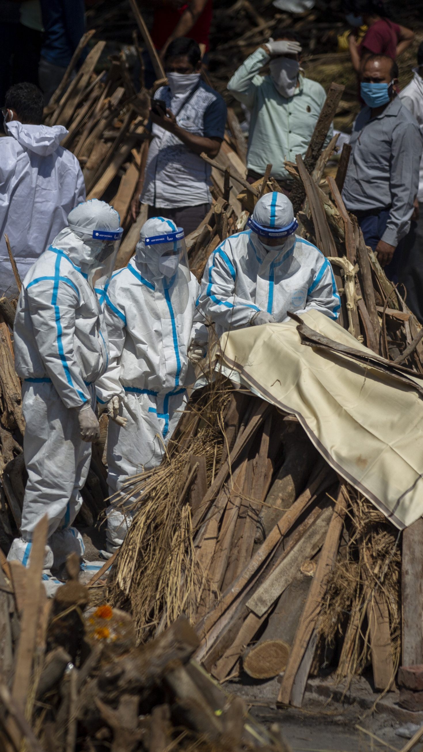 Gesundheitssystem bricht zusammen: Lodernde Scheiterhaufen und Massenbeisetzungen in Indien.