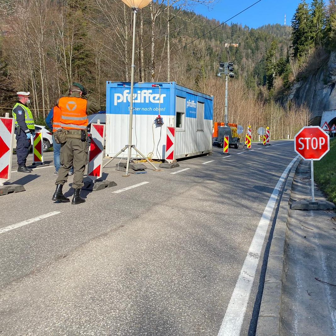 Die Maßnahme wurde aufgrund einer starken Fallzunahme in mehreren Gemeinden des Bregenzerwalds mit seinen insgesamt etwa 32.000 Einwohnern gesetzt.