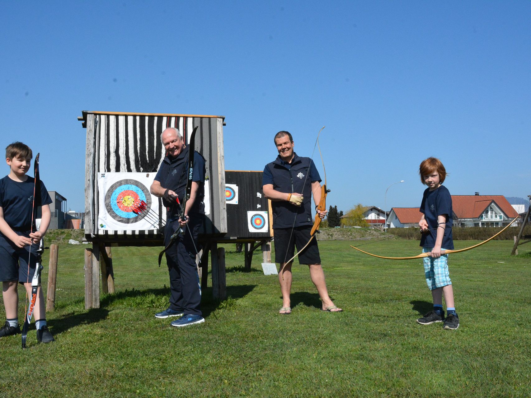 Felix Hechenberger, Karl Schmid, Fabian Hechenberger und Günter Hämmerle (v.l.n.r.) vom Bogensportclub haben ihre Bogen und Pfeile parat. Sie sind startklar für die neue Saison.