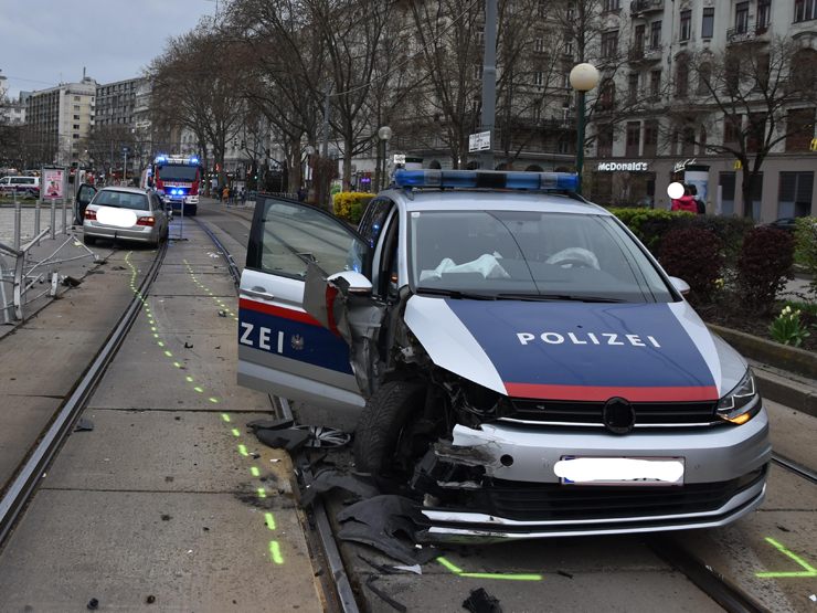 Bei dem Zusammenstoß mit einem Polizeiauto wurden auch zwei Beamte verletzt.