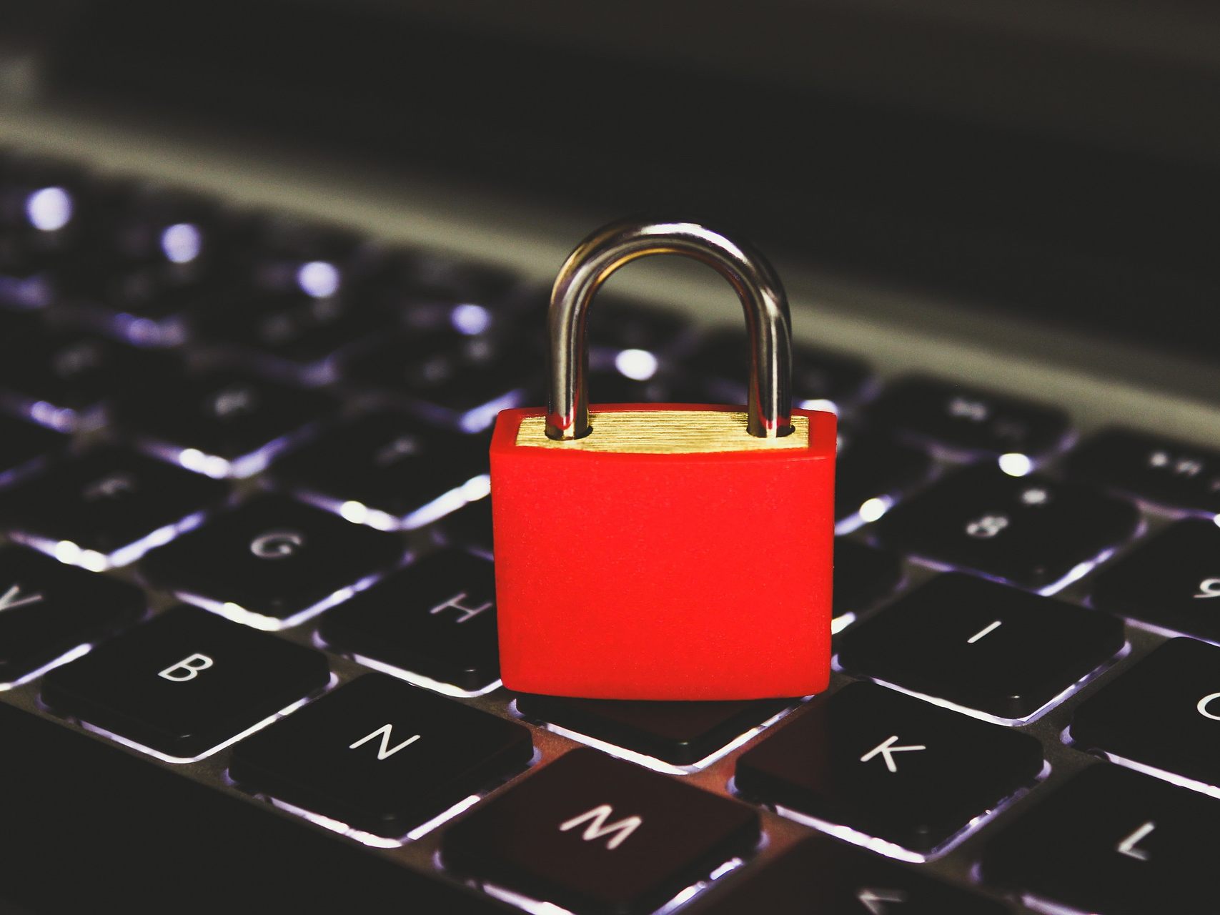 Cyber-Angriffe und Datendiebstahl nehmen dramatisch zu. Cyber-Angriffe und Datendiebstahl nehmen dramatisch zu.