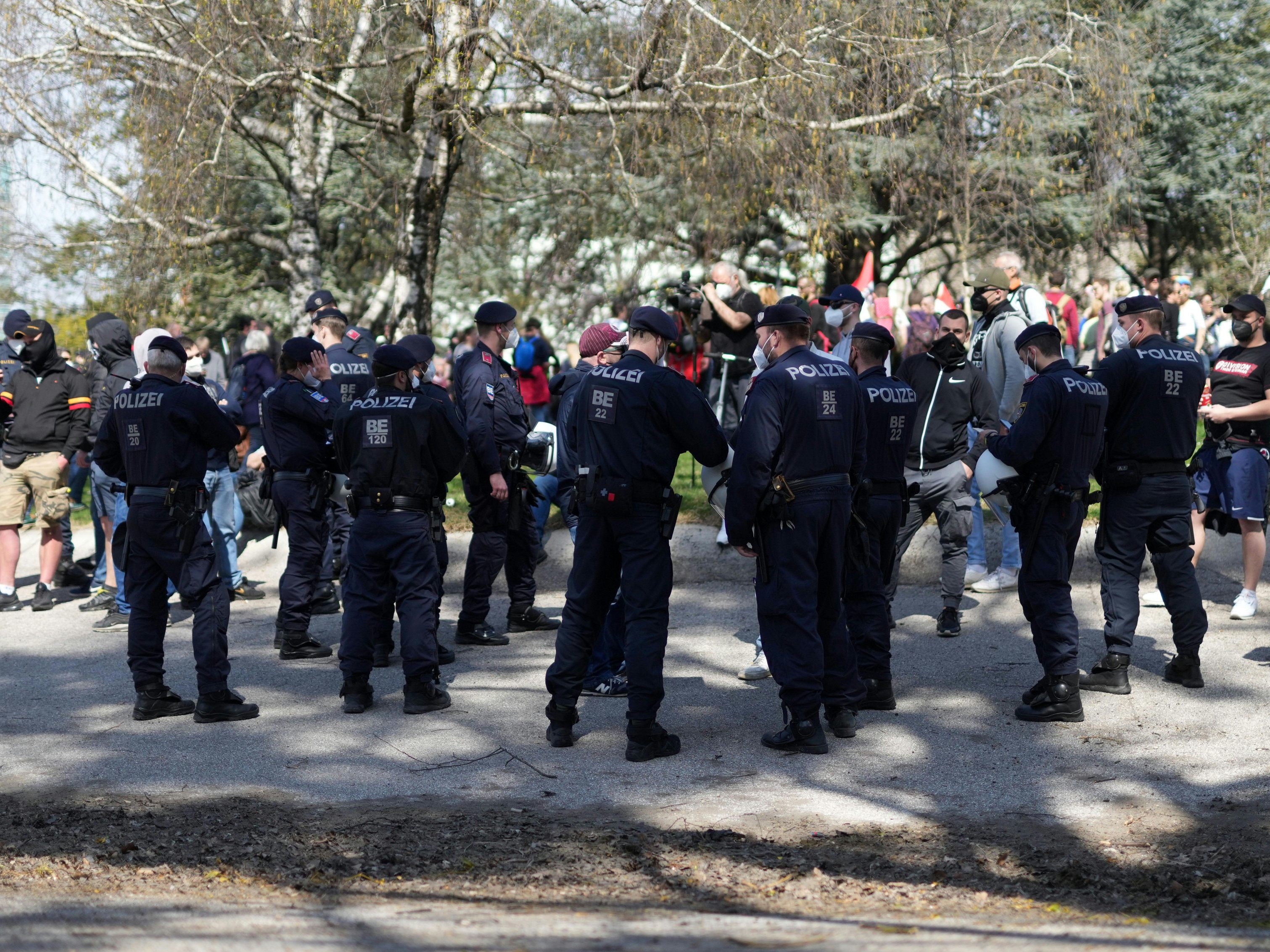 Die Polizei war bei beiden Demos anwesend. Die Polizei war bei beiden Demos anwesend.