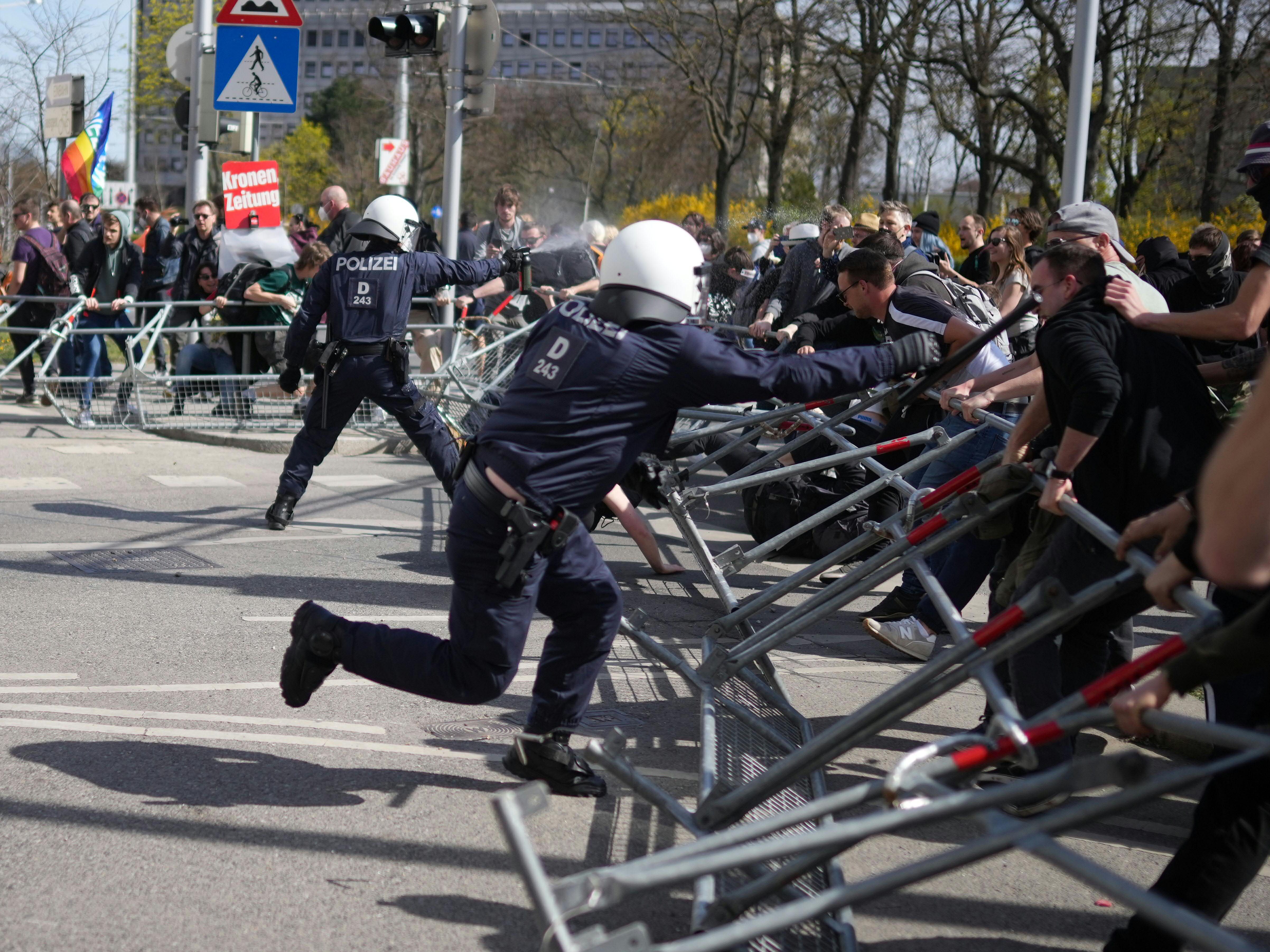 Nach dem ruhigen Demo-Beginn kam es zu Ausschreitungen. Nach dem ruhigen Demo-Beginn kam es zu Ausschreitungen.