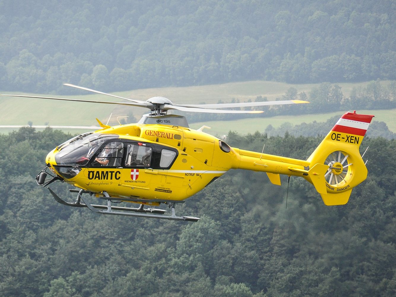 Der Verletzte wurde mit dem Notarzthubschrauber ins Spital geflogen. Der Verletzte wurde mit dem Notarzthubschrauber ins Spital geflogen.