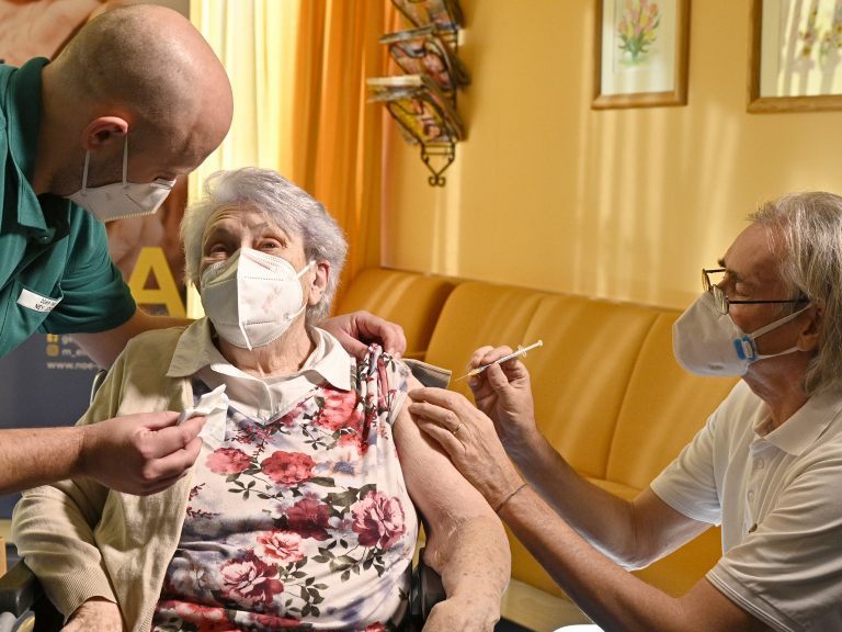 Die Coronavirus-Durchimpfung in den Alters- und Pflegeheimen zeigt Wirkung. Die Coronavirus-Durchimpfung in den Alters- und Pflegeheimen zeigt Wirkung.