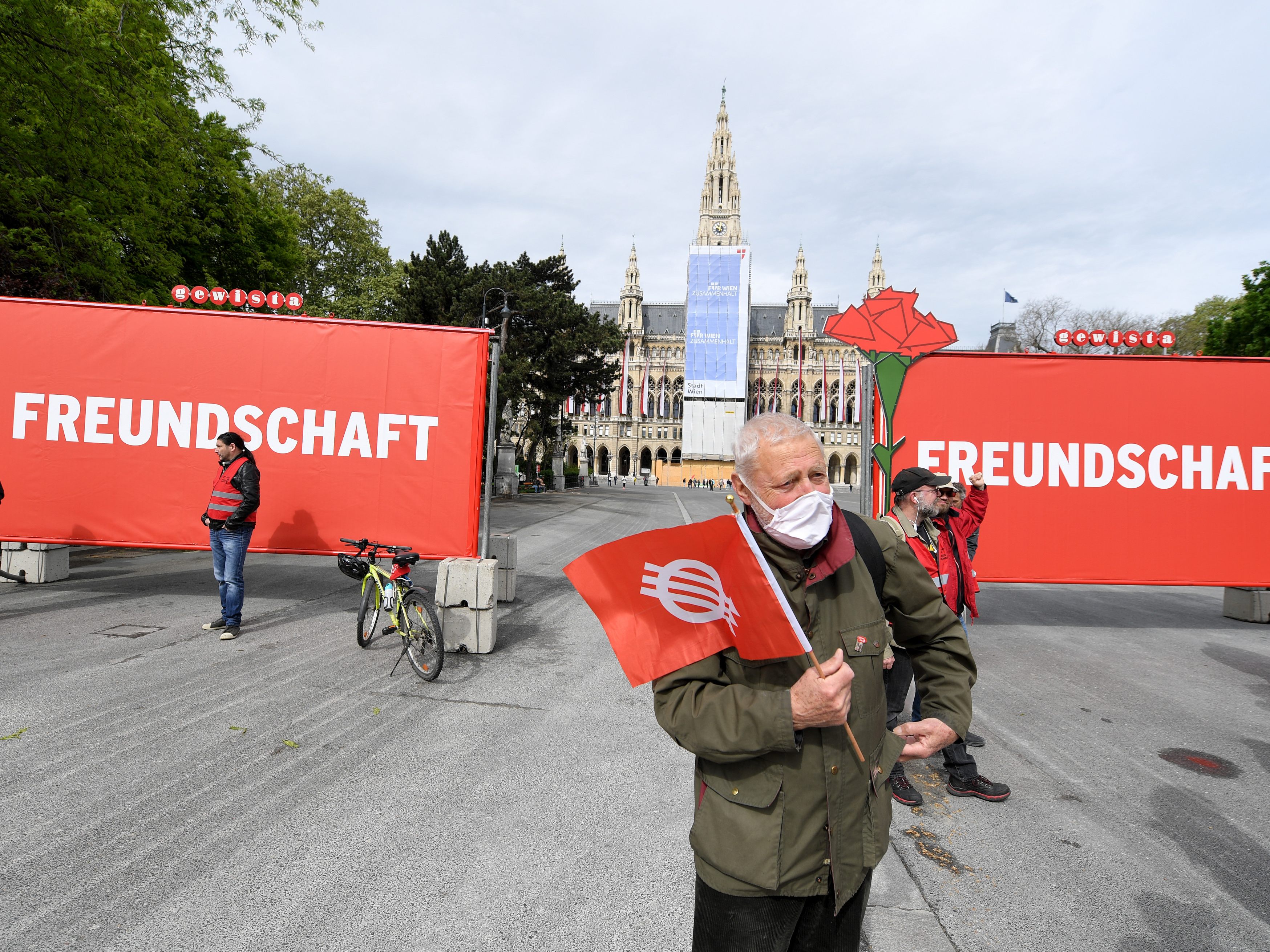 Bereits im letzten Jahr wurde der Maiaufmarsch abgesagt. Bereits im letzten Jahr wurde der Maiaufmarsch abgesagt.