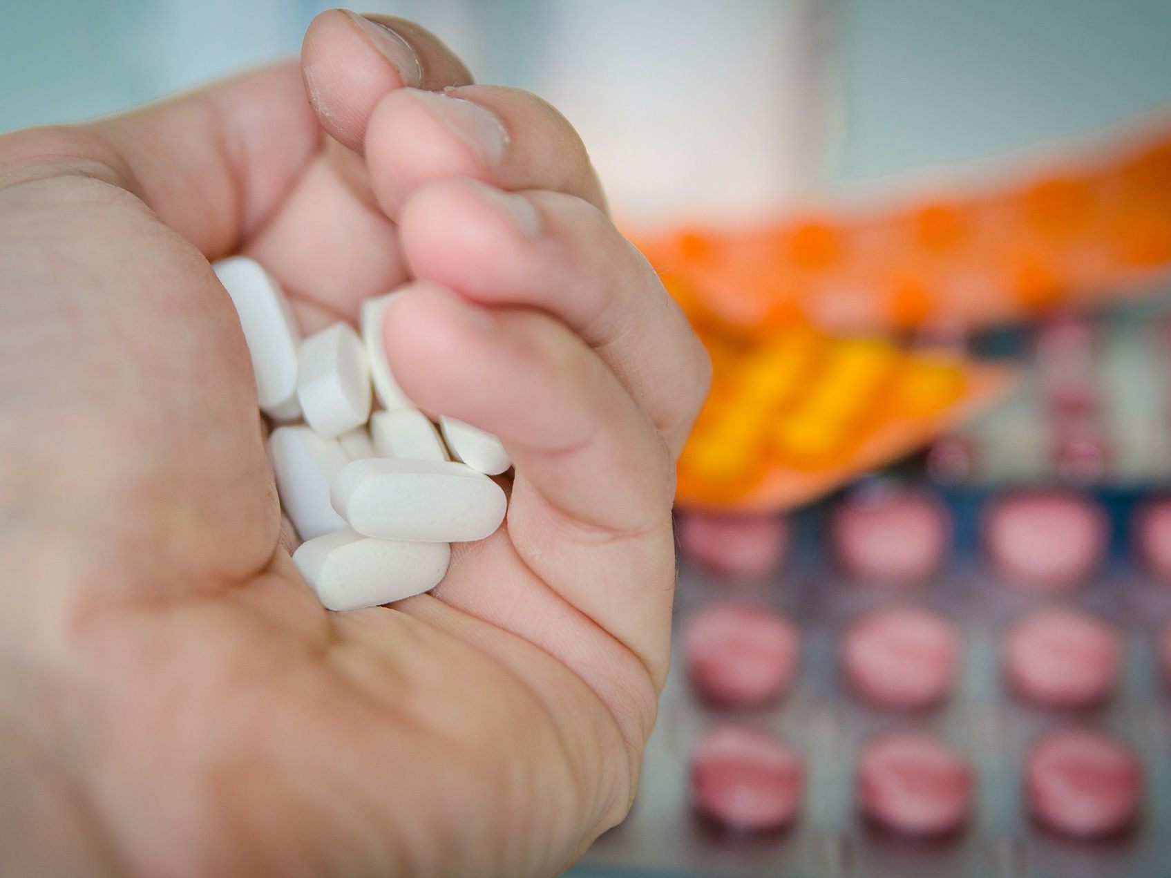 Weltweit wird auf Hochtouren an Arzneimitteln gegen das Coronavirus geforscht.