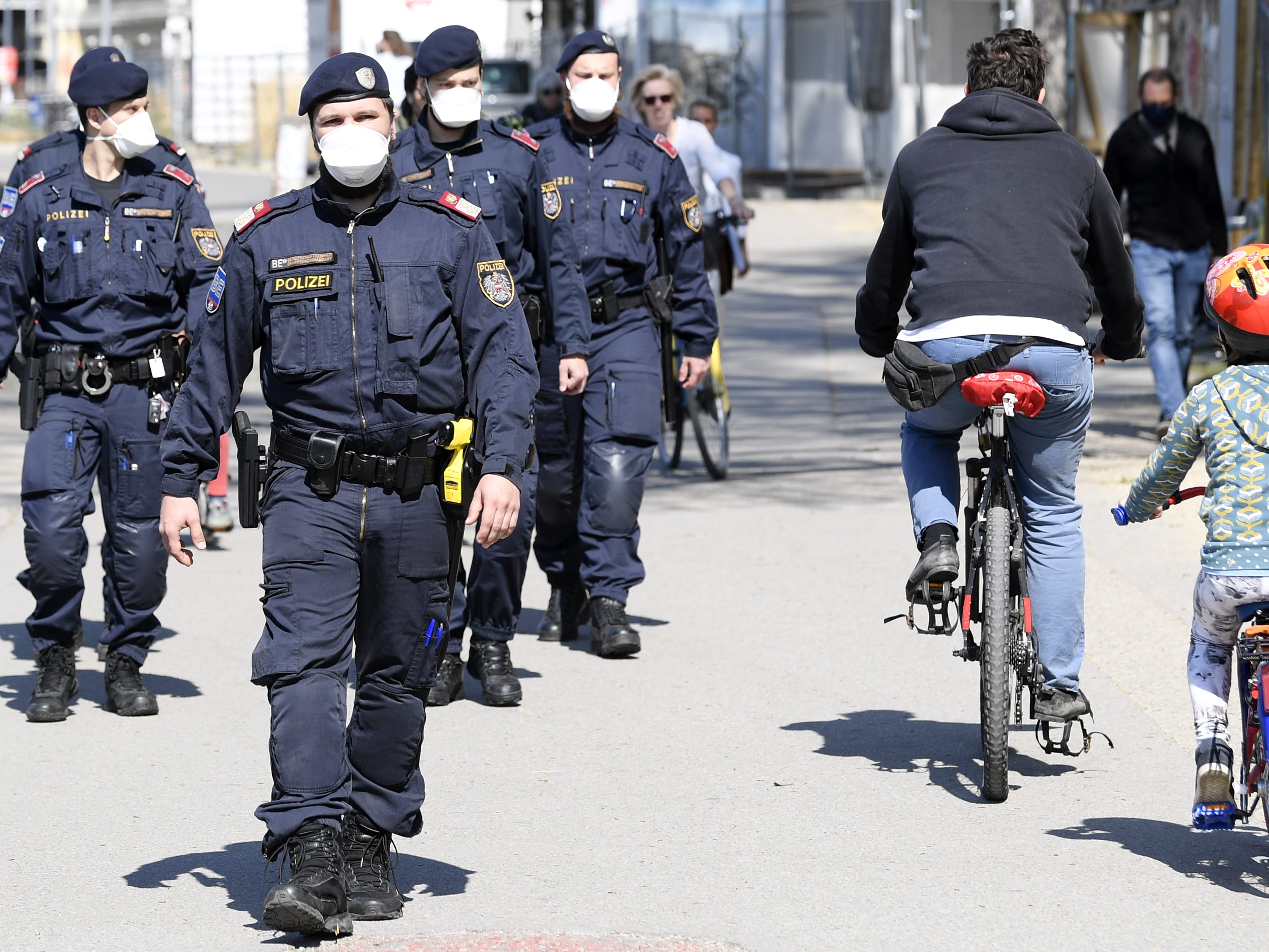 Die Strafen bei Missachtung des Mindestabstands kosten normalerweise 90 Euro.