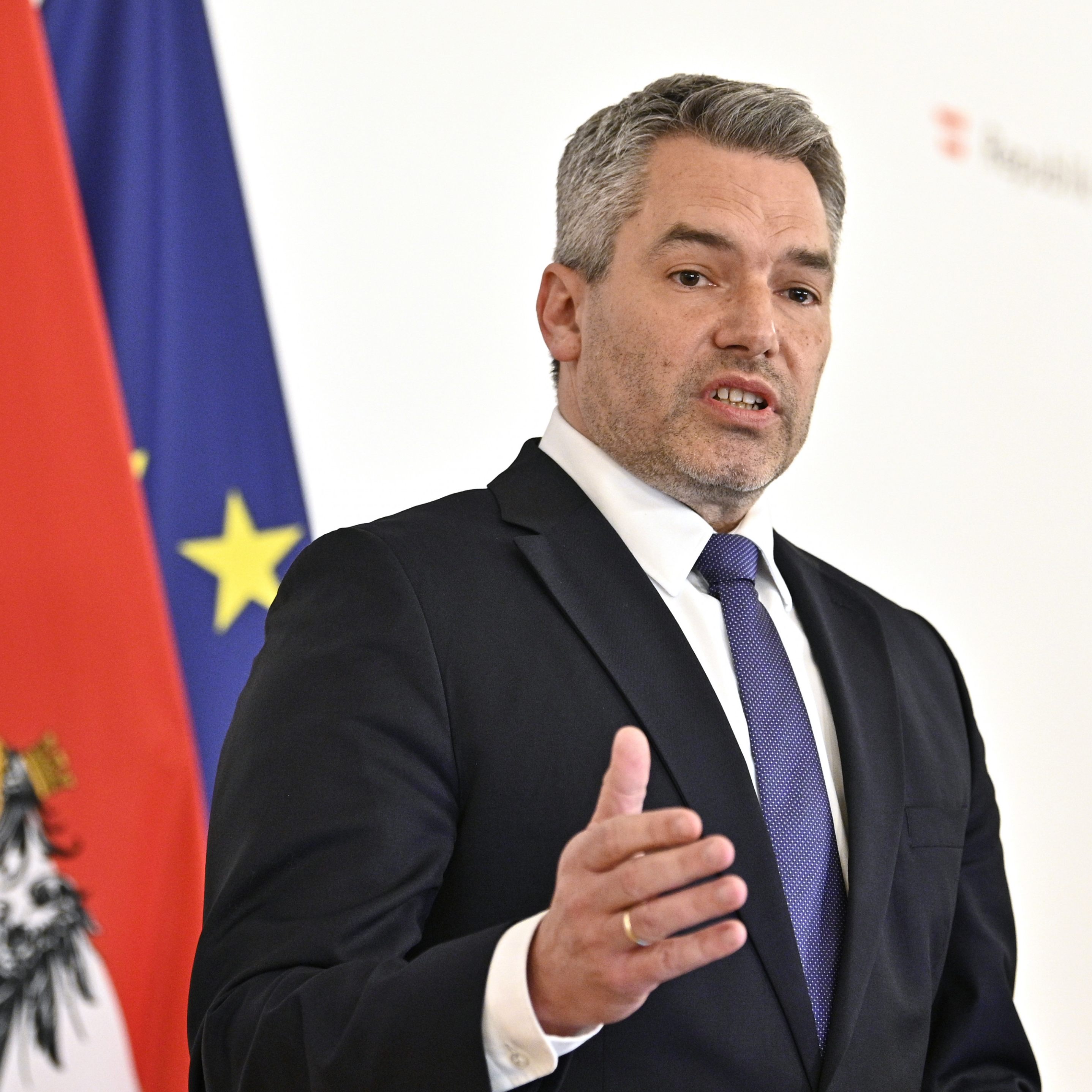 Innenminister Nehammer gibt eine Pressekonferenz zu Sozialleistungsbetrug im Coronajahr.