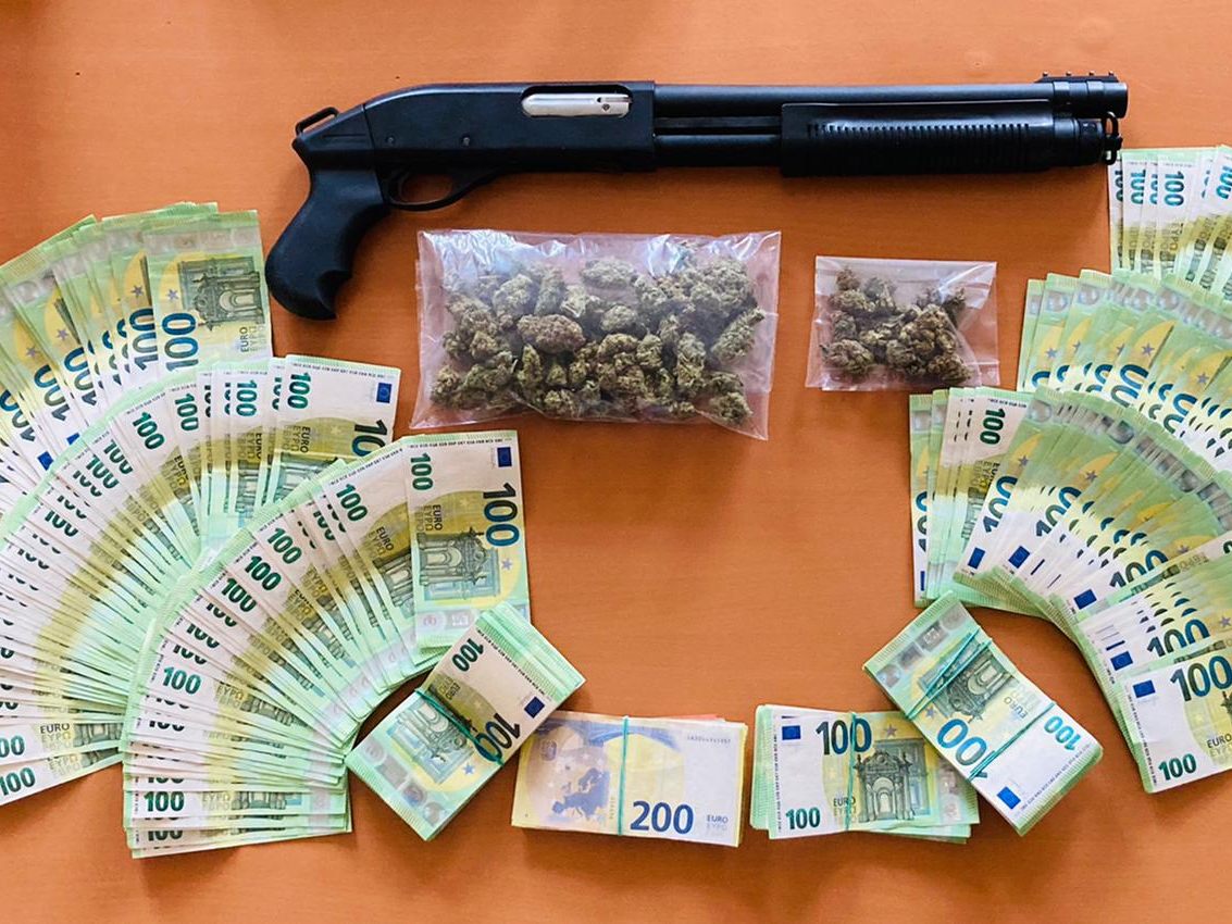 Drogen, Bargeld und eine Pumpgun wurden bei der Hausdurchsuchung gefunden Drogen, Bargeld und eine Pumpgun wurden bei der Hausdurchsuchung gefunden